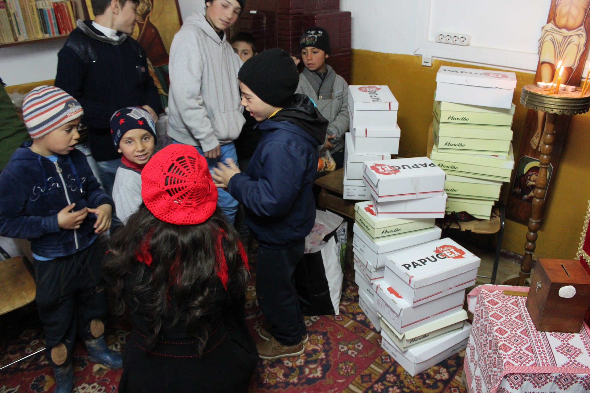 Activitate caritabilă în satul Curagău, demarată de membrii Colegiului „Sfântul Nicolae“ (GALERIE FOTO)