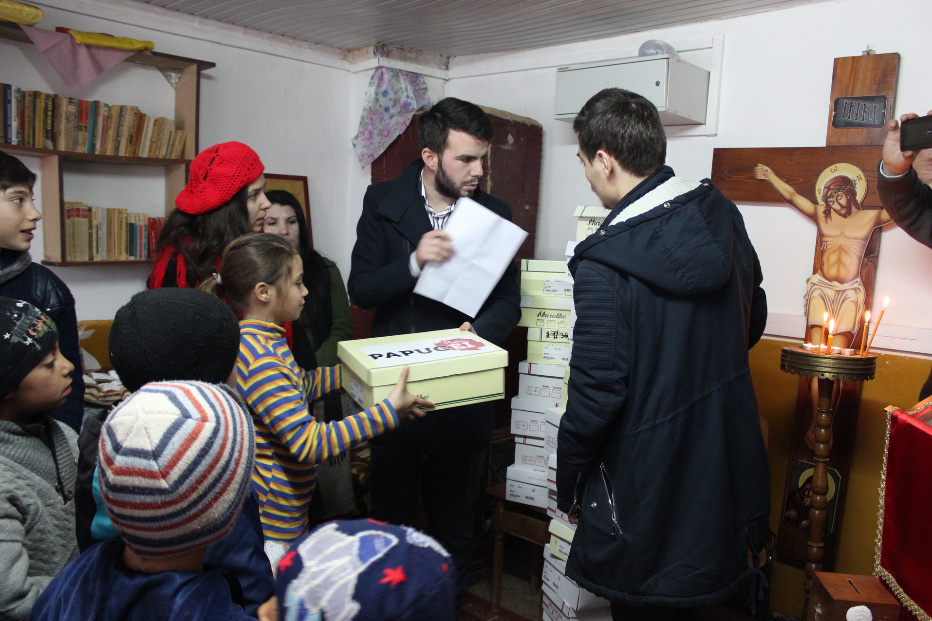 Activitate caritabilă în satul Curagău, demarată de membrii Colegiului „Sfântul Nicolae“ (GALERIE FOTO)