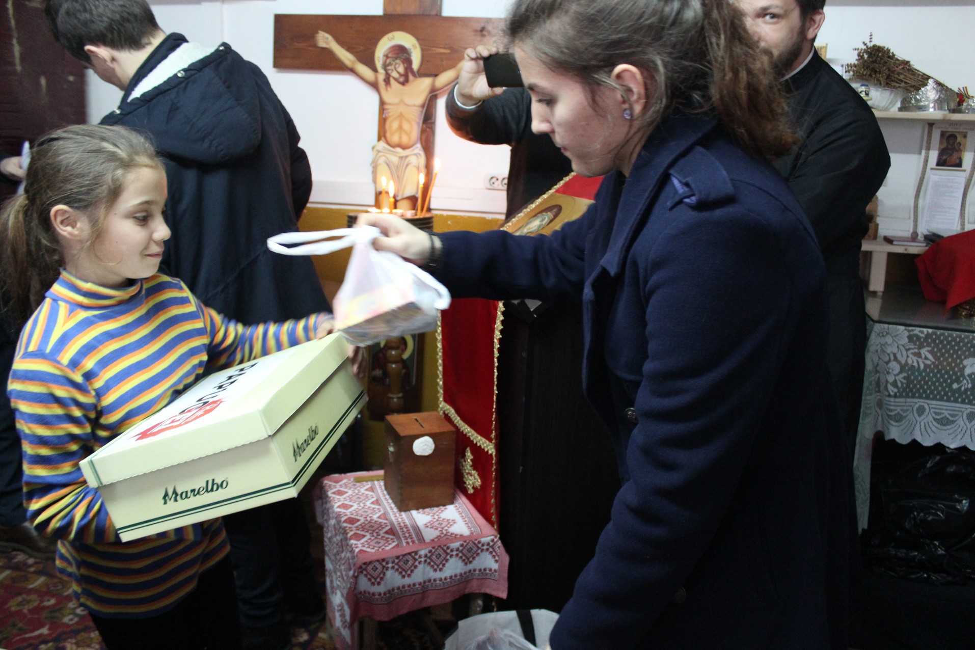 Activitate caritabilă în satul Curagău, demarată de membrii Colegiului „Sfântul Nicolae“ (GALERIE FOTO)