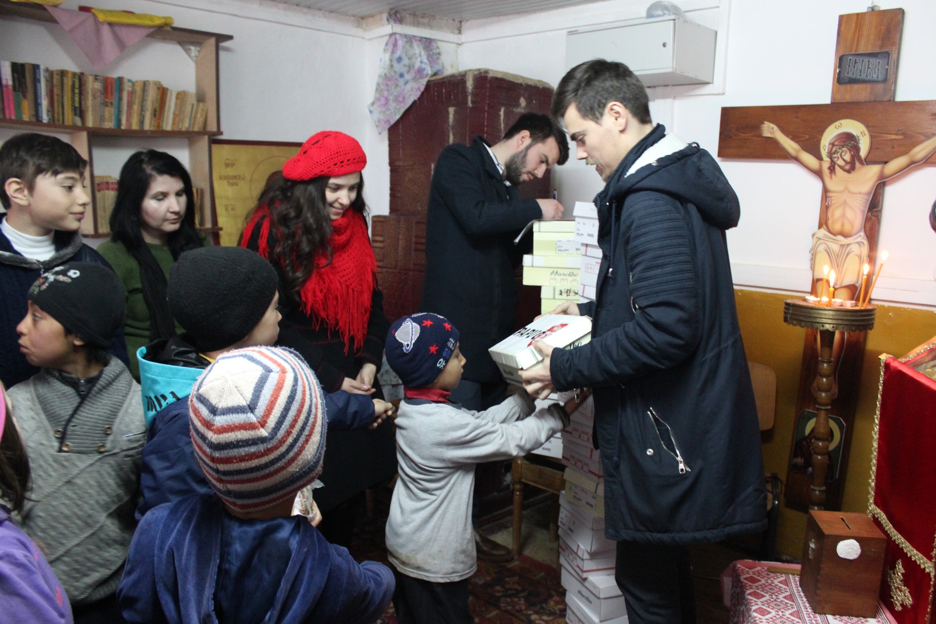 Activitate caritabilă în satul Curagău, demarată de membrii Colegiului „Sfântul Nicolae“ (GALERIE FOTO)