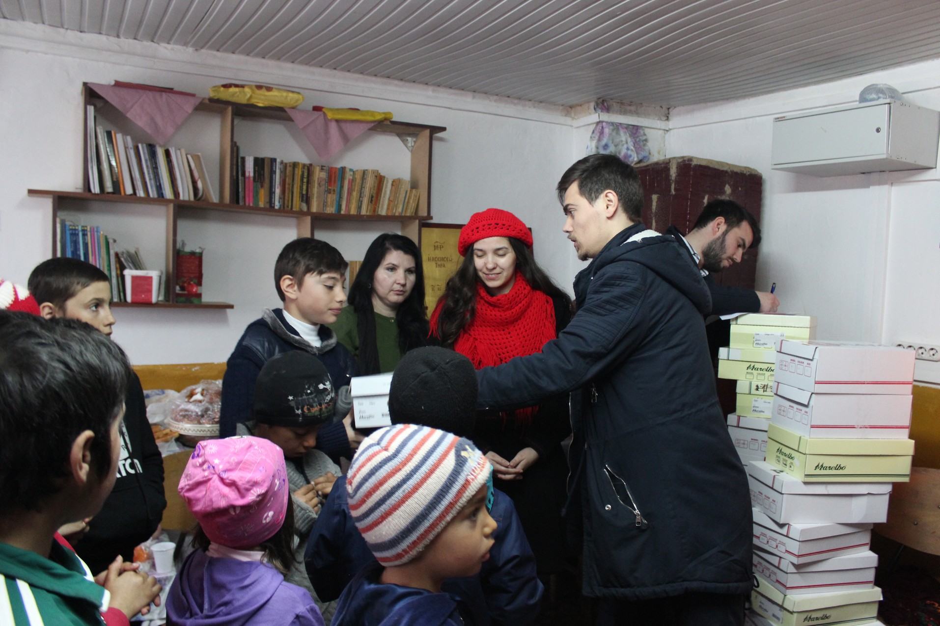 Activitate caritabilă în satul Curagău, demarată de membrii Colegiului „Sfântul Nicolae“ (GALERIE FOTO)