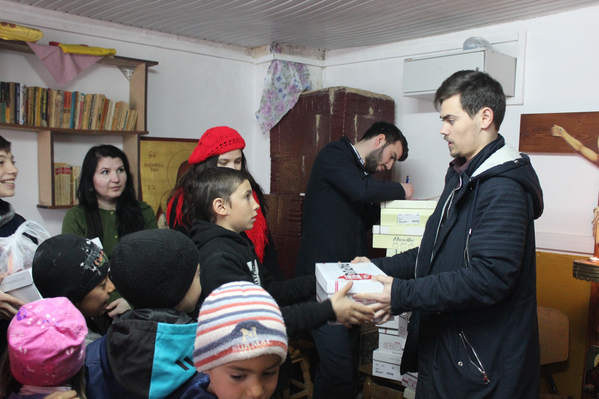 Activitate caritabilă în satul Curagău, demarată de membrii Colegiului „Sfântul Nicolae“ (GALERIE FOTO)