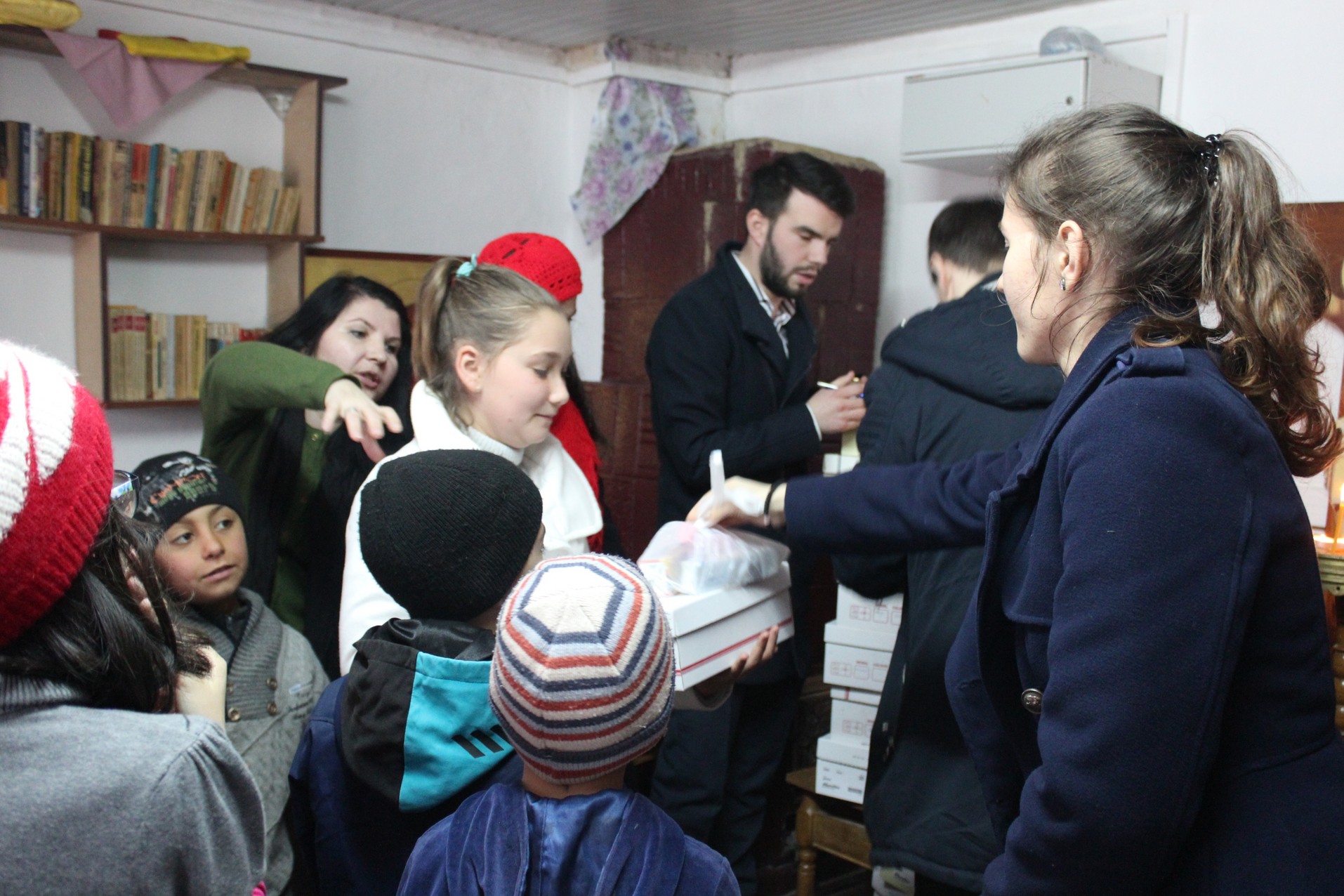 Activitate caritabilă în satul Curagău, demarată de membrii Colegiului „Sfântul Nicolae“ (GALERIE FOTO)