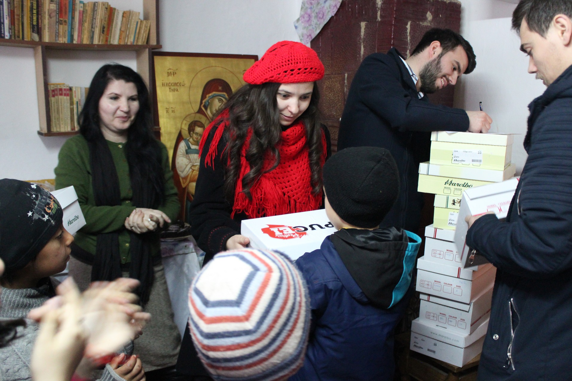 Activitate caritabilă în satul Curagău, demarată de membrii Colegiului „Sfântul Nicolae“ (GALERIE FOTO)