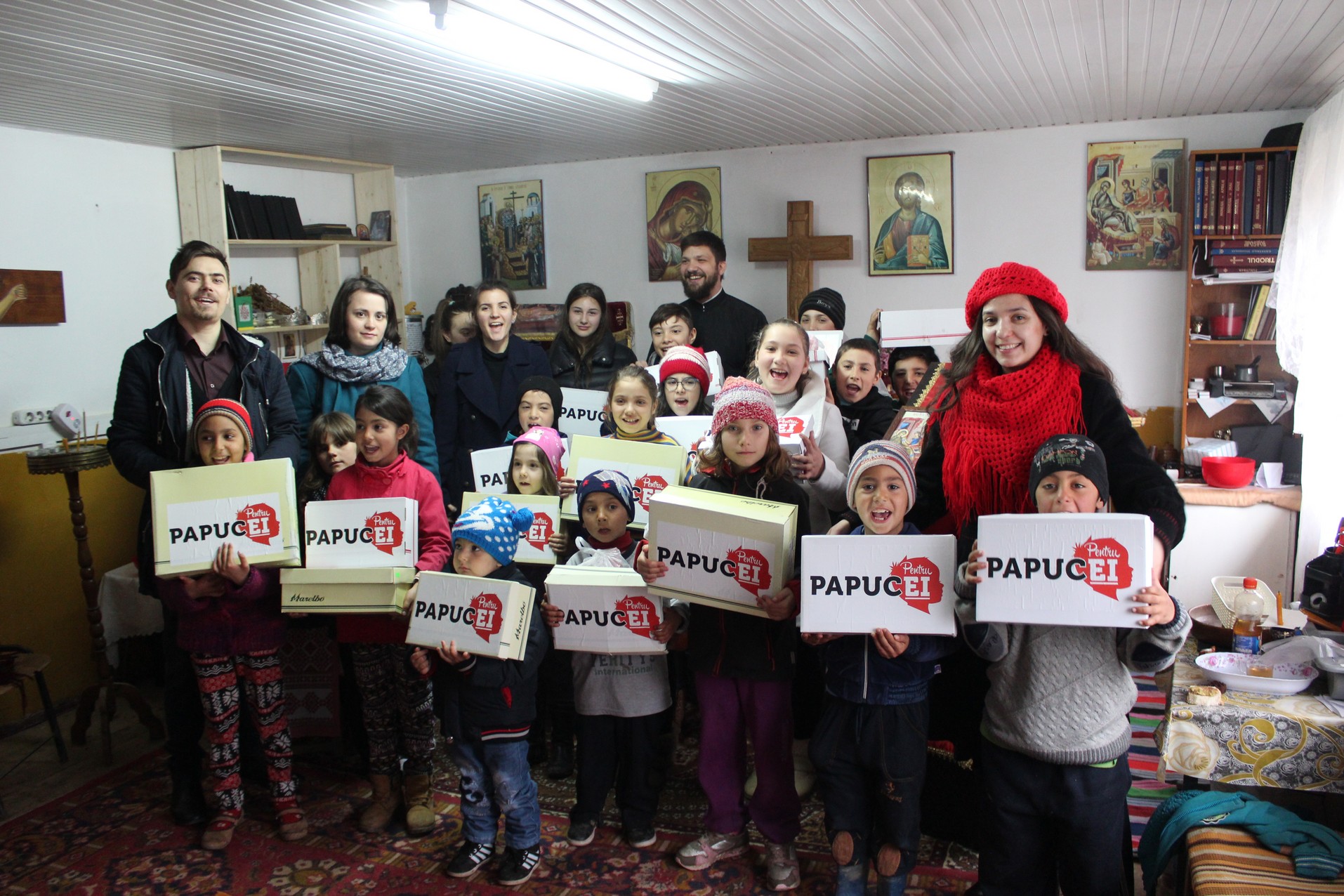 Activitate caritabilă în satul Curagău, demarată de membrii Colegiului „Sfântul Nicolae“ (GALERIE FOTO)