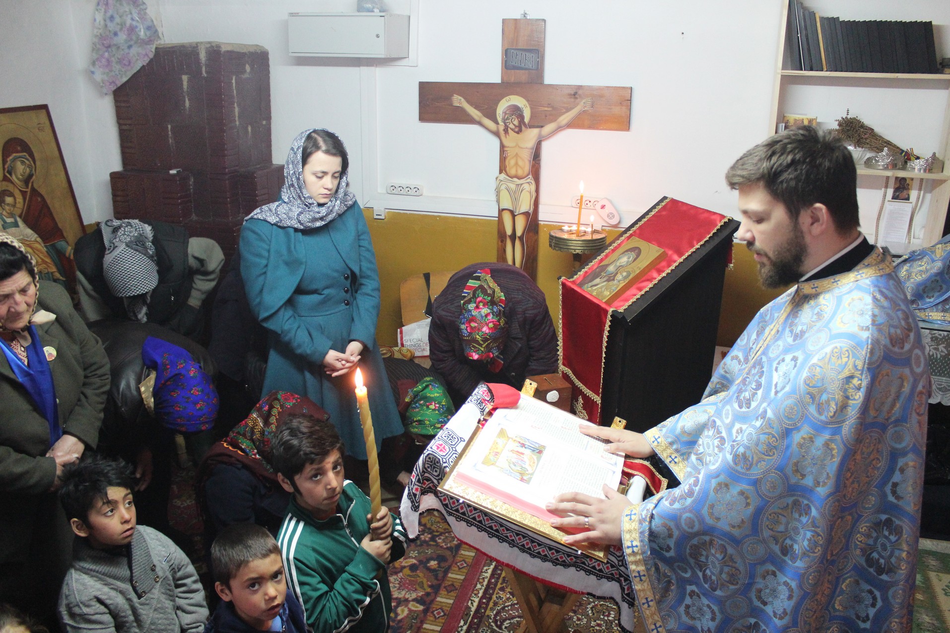 Activitate caritabilă în satul Curagău, demarată de membrii Colegiului „Sfântul Nicolae“ (GALERIE FOTO)