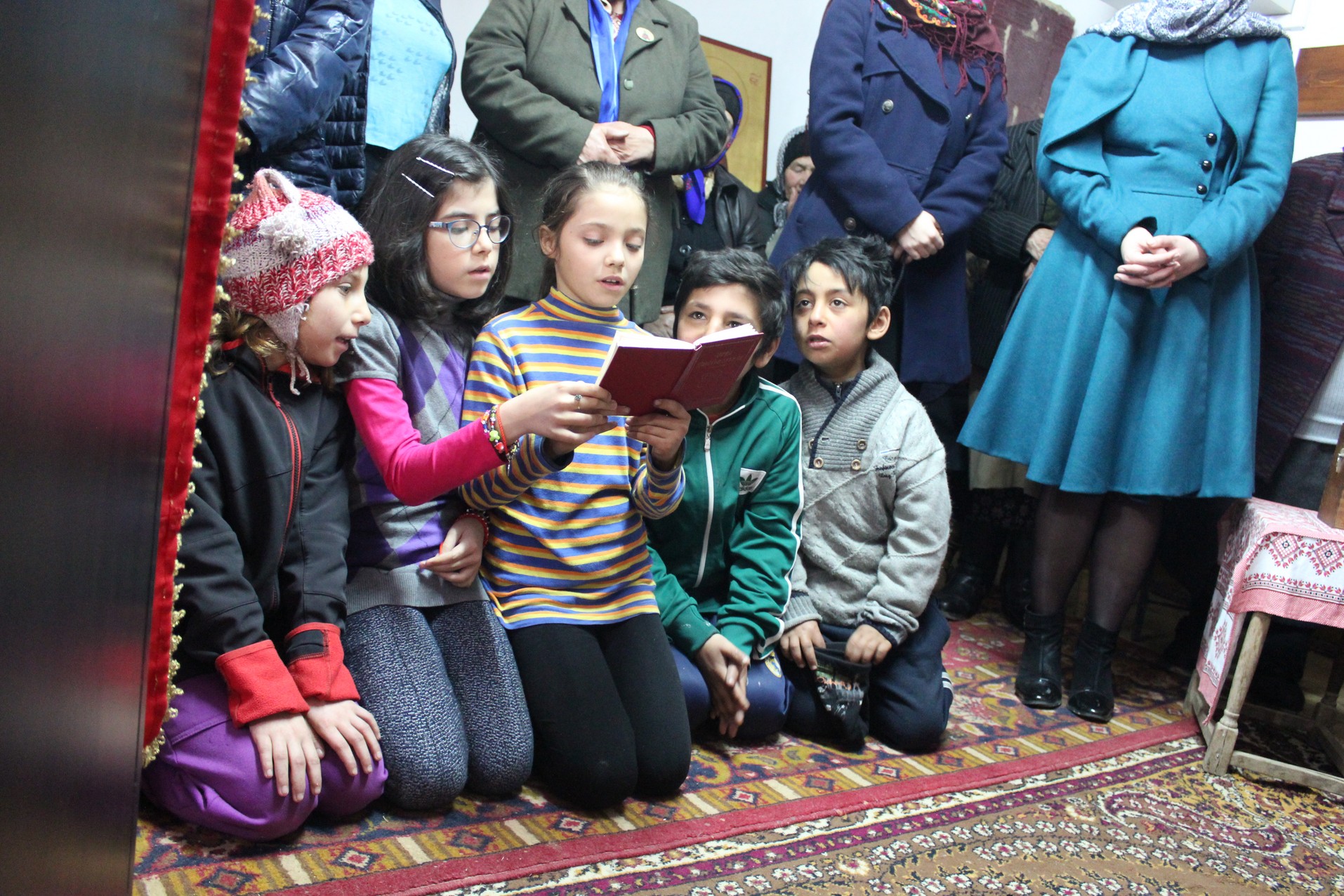 Activitate caritabilă în satul Curagău, demarată de membrii Colegiului „Sfântul Nicolae“ (GALERIE FOTO)