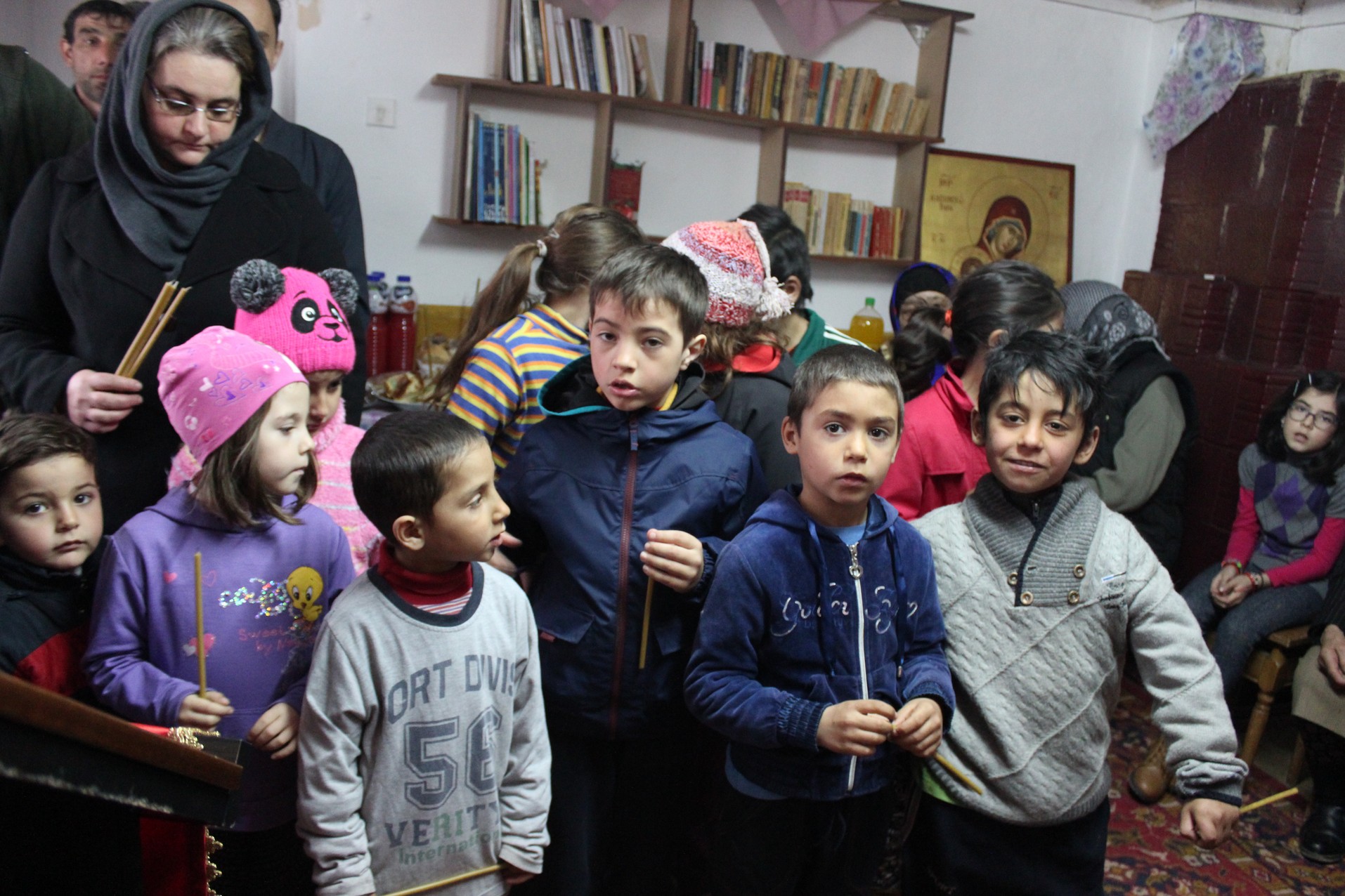 Activitate caritabilă în satul Curagău, demarată de membrii Colegiului „Sfântul Nicolae“ (GALERIE FOTO)