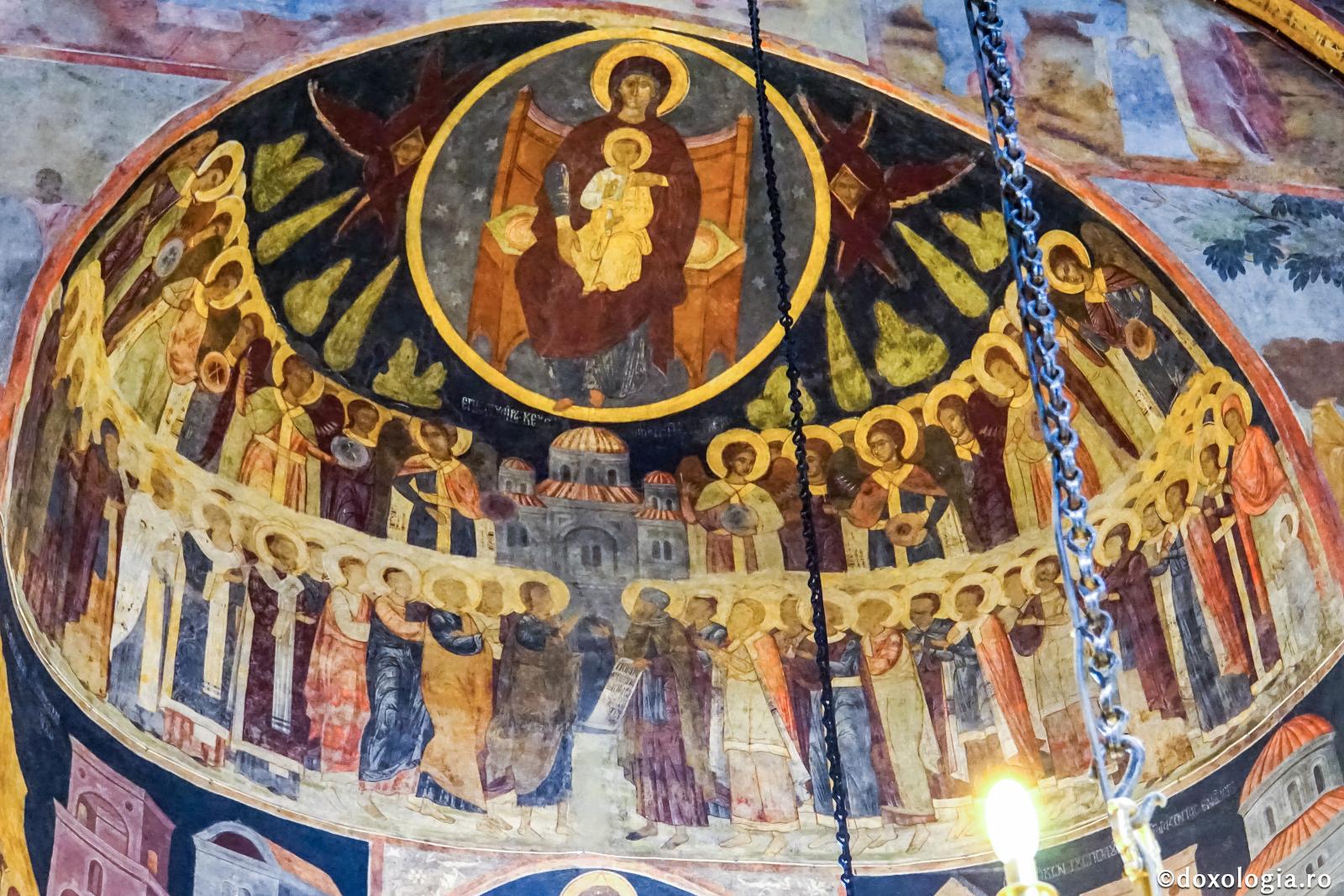Maica Domnului pe bolta bisericii