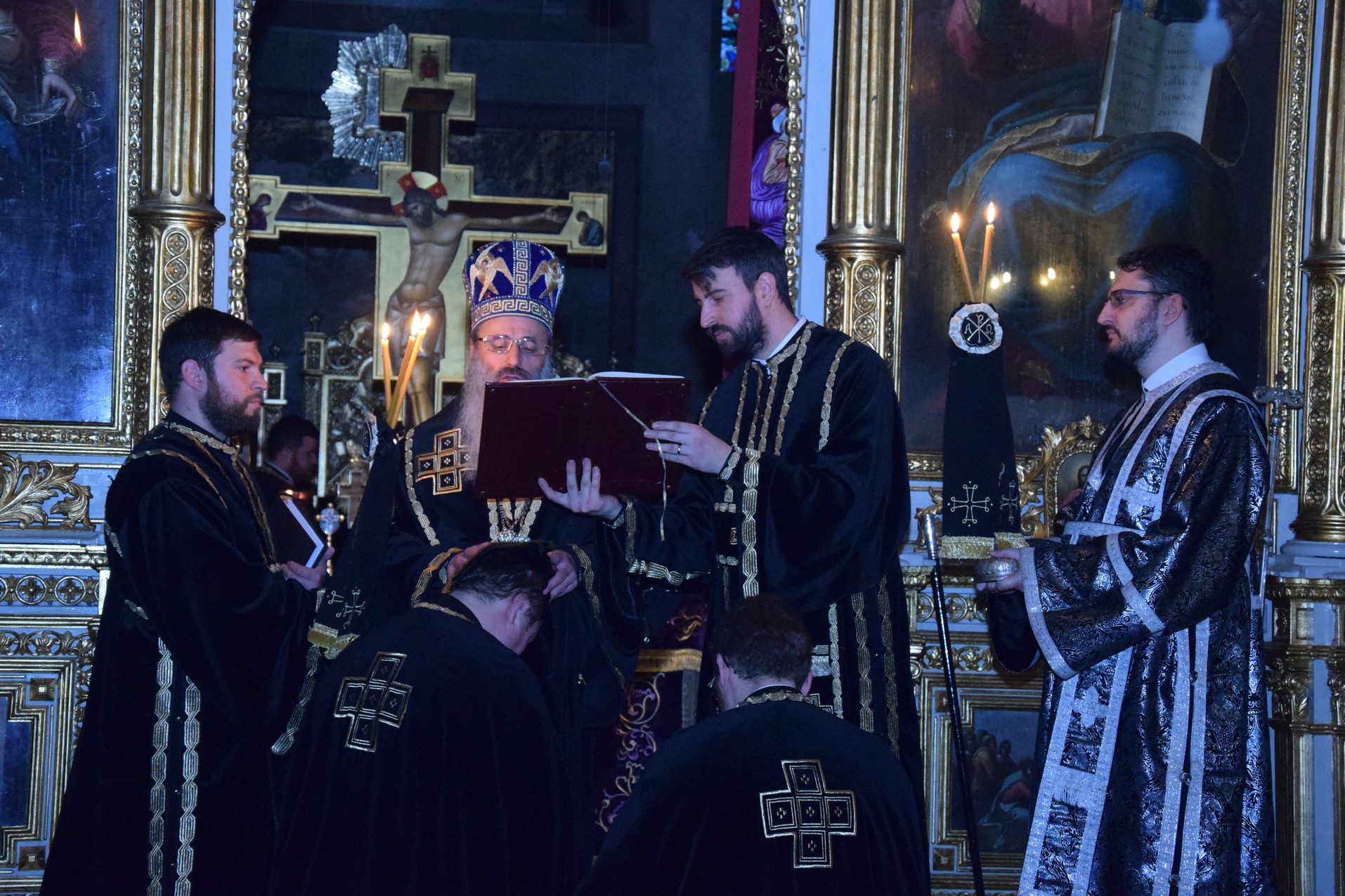 Liturghia Darurilor mai înainte sfinţite unită cu Vecernia, la Catedrala Mitropolitană din Iaşi Liturghia Darurilor mai înainte sfinţite unită cu Vecernia, la Catedrala Mitropolitană din Iaşi