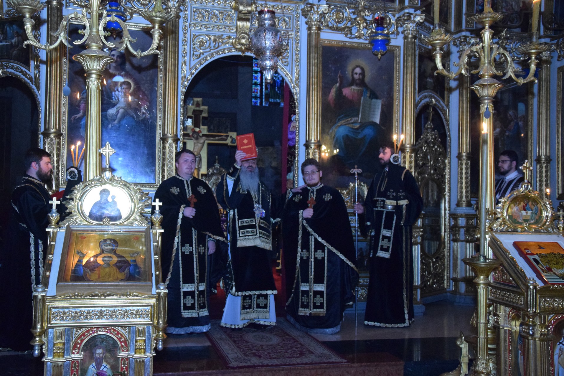 Liturghia Darurilor mai înainte sfinţite unită cu Vecernia, la Catedrala Mitropolitană din Iaşi Liturghia Darurilor mai înainte sfinţite unită cu Vecernia, la Catedrala Mitropolitană din Iaşi