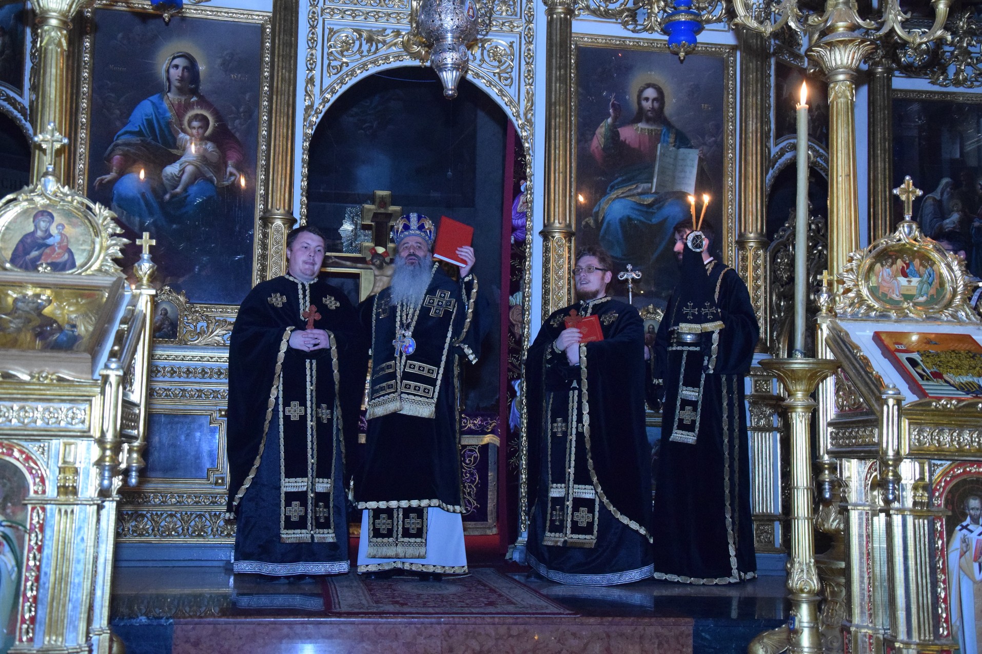 Liturghia Darurilor mai înainte sfinţite unită cu Vecernia, la Catedrala Mitropolitană din Iaşi Liturghia Darurilor mai înainte sfinţite unită cu Vecernia, la Catedrala Mitropolitană din Iaşi