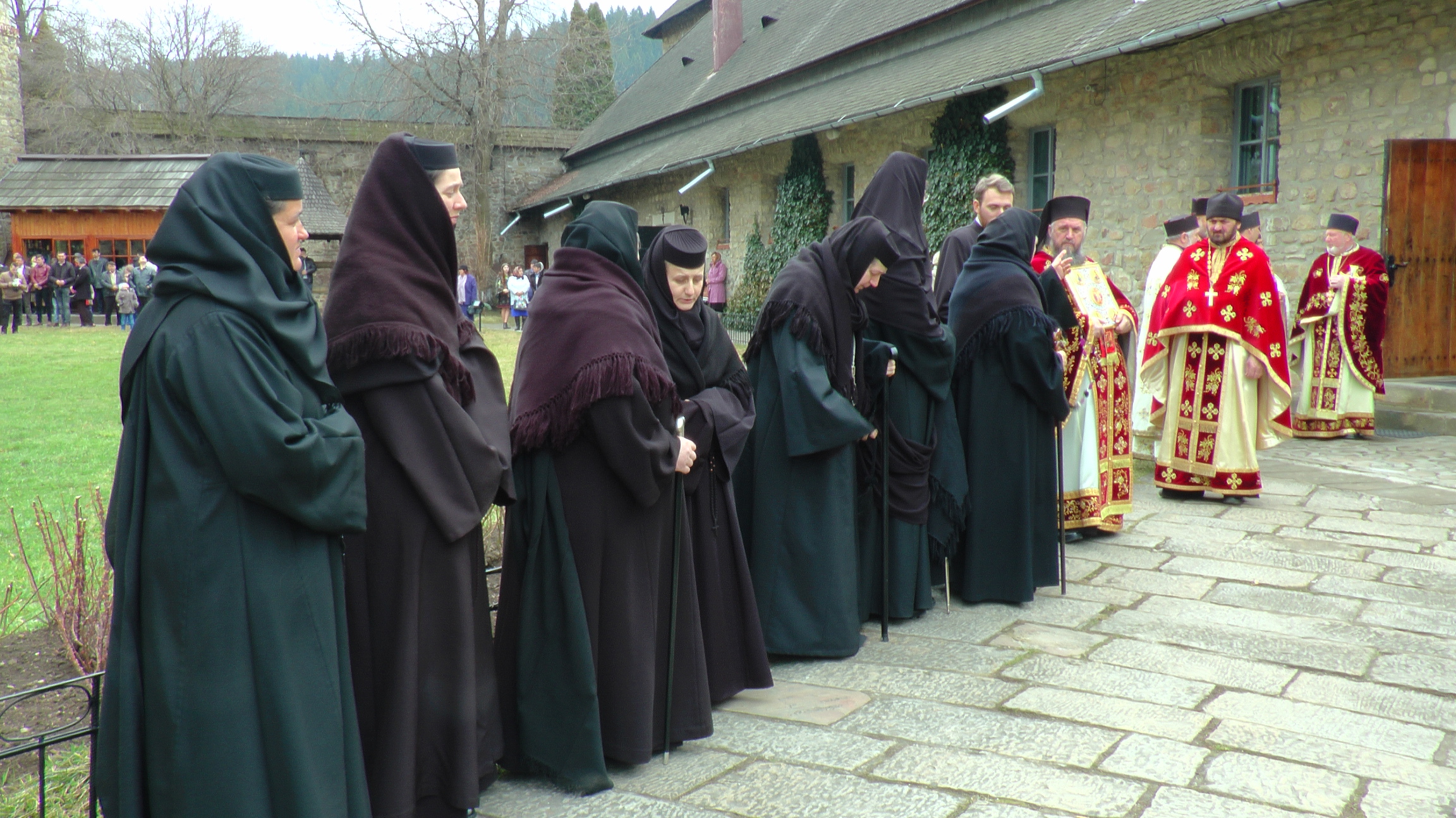 IPS Arhiepiscop Pimen, la hramul Mănăstirii Moldovița: „Ascultarea aduce linişte sufletească“