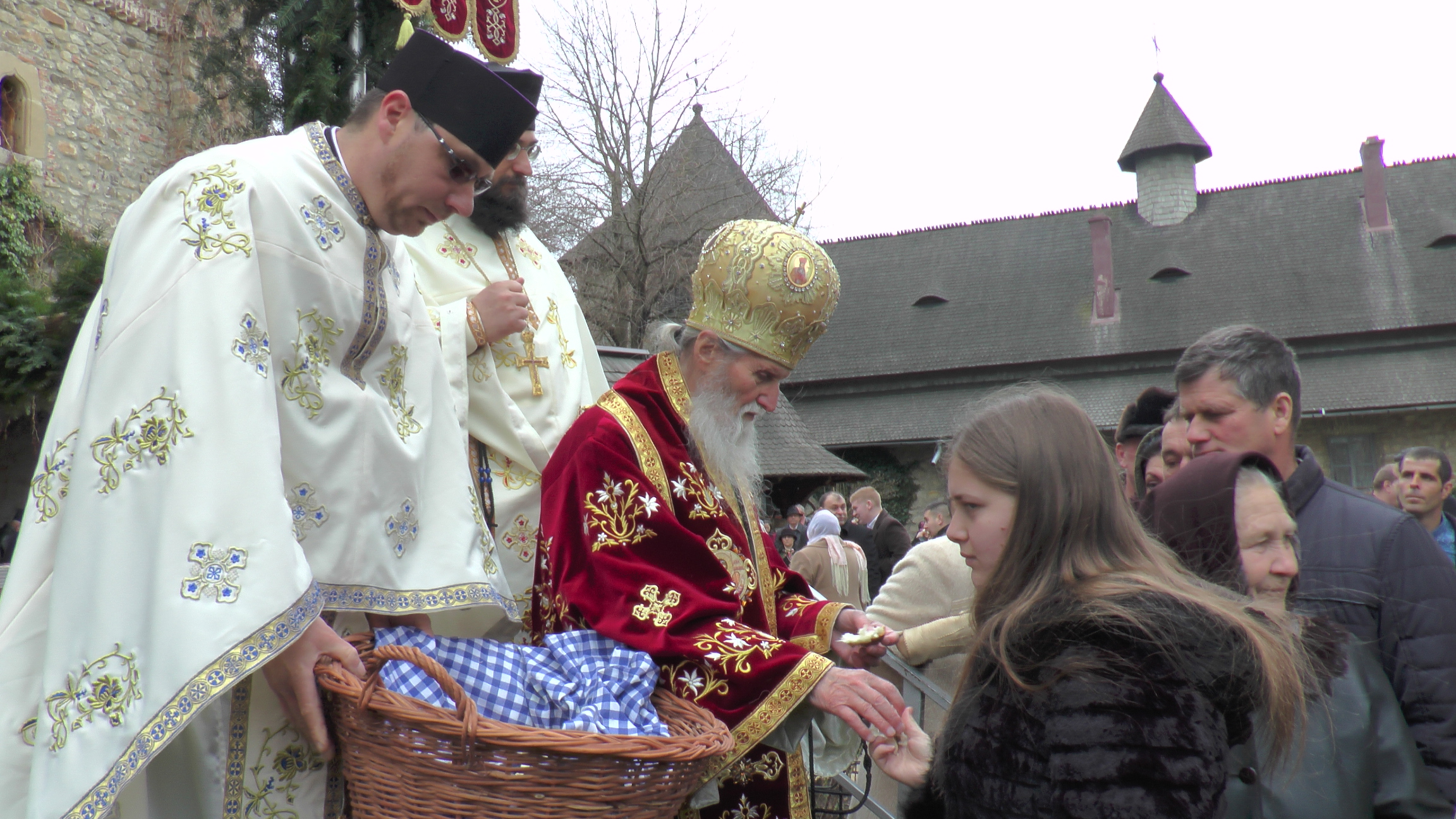 IPS Arhiepiscop Pimen, la hramul Mănăstirii Moldovița: „Ascultarea aduce linişte sufletească“
