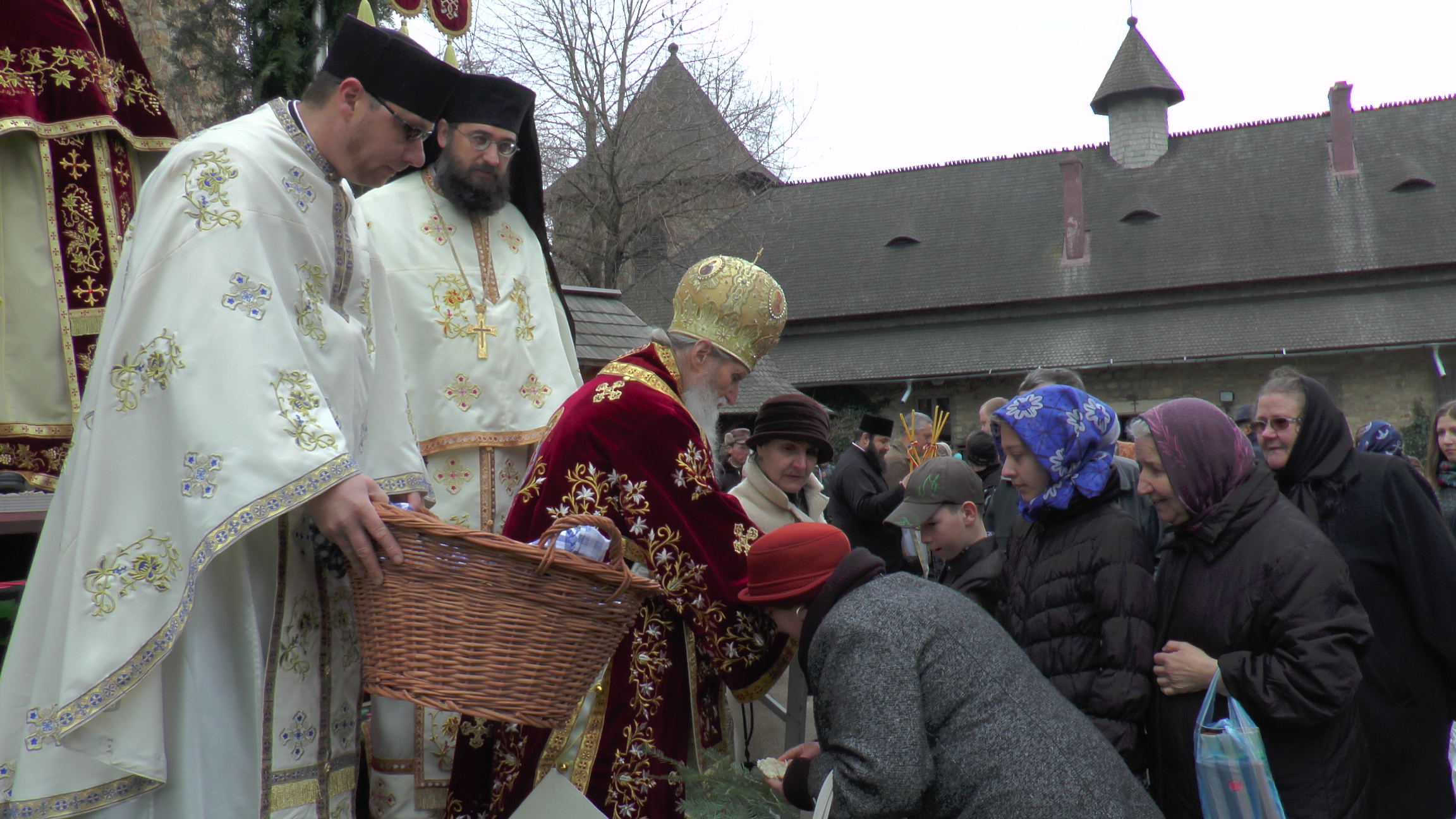 IPS Arhiepiscop Pimen, la hramul Mănăstirii Moldovița: „Ascultarea aduce linişte sufletească“