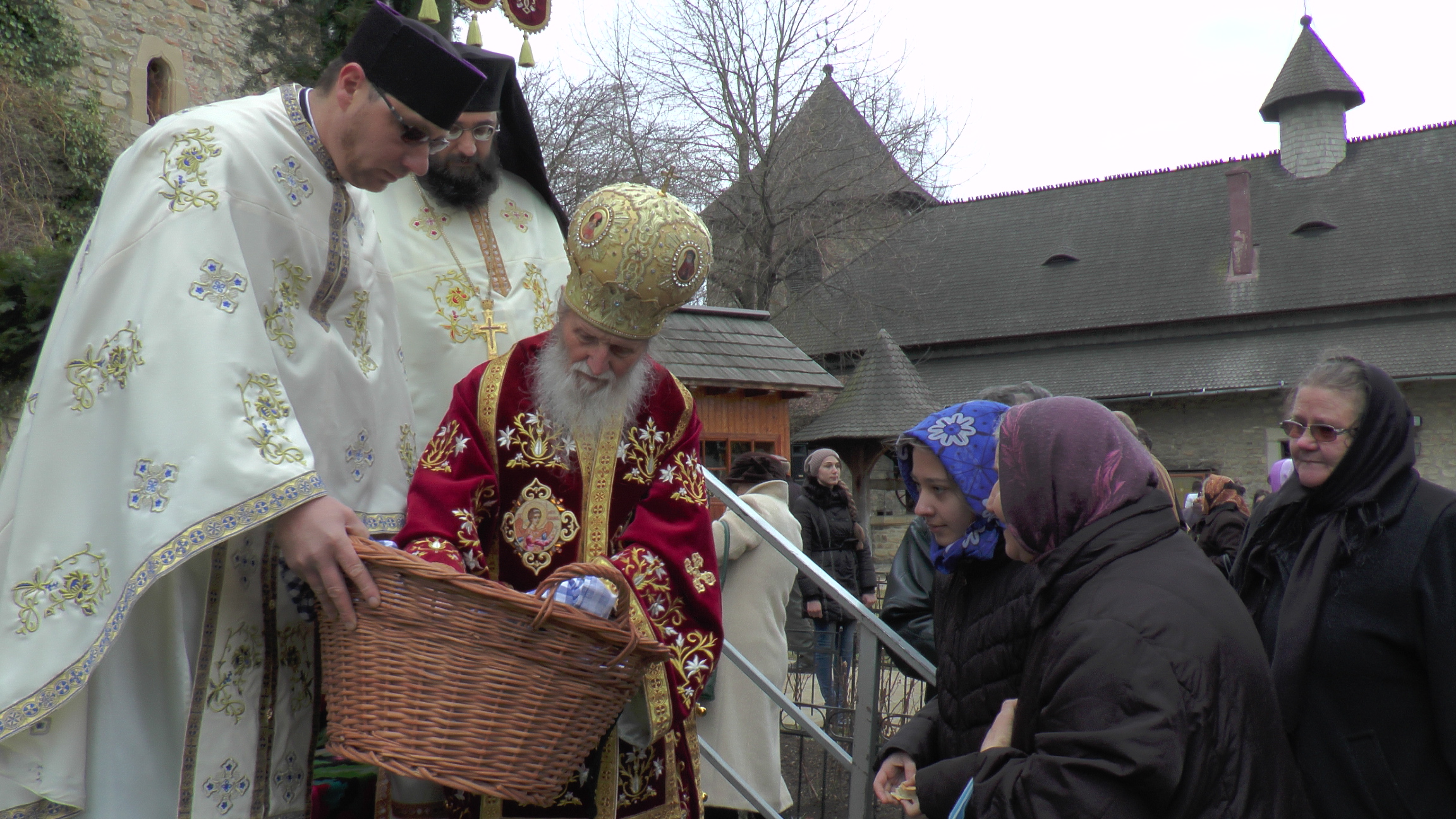 IPS Arhiepiscop Pimen, la hramul Mănăstirii Moldovița: „Ascultarea aduce linişte sufletească“