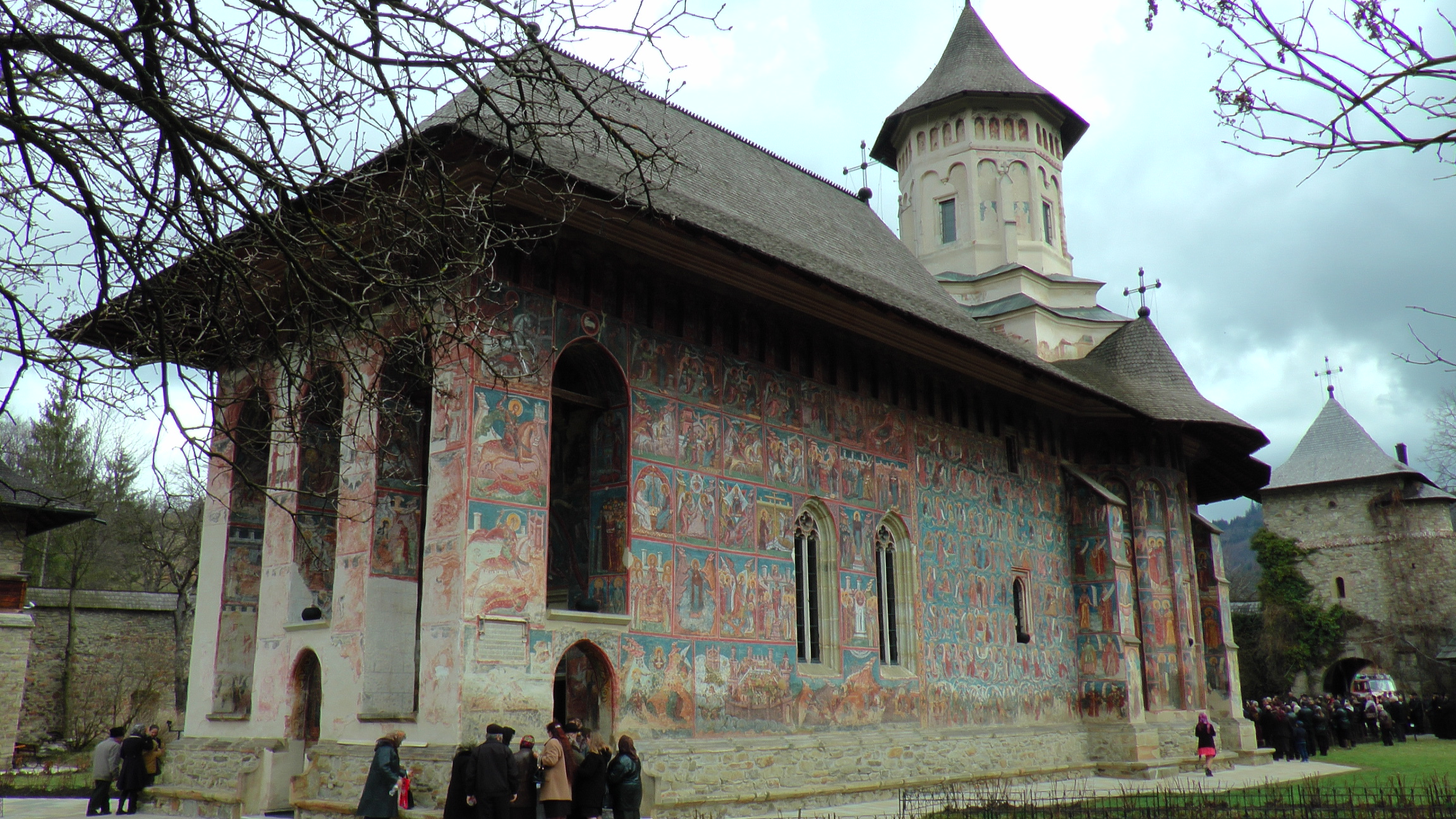 IPS Arhiepiscop Pimen, la hramul Mănăstirii Moldovița: „Ascultarea aduce linişte sufletească“