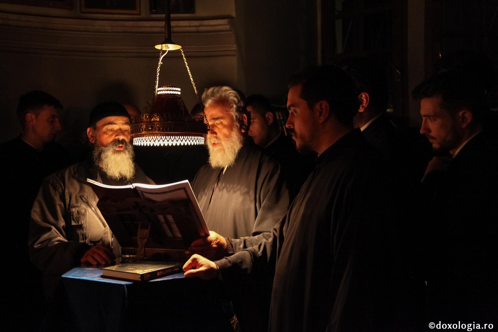 călugări în strană