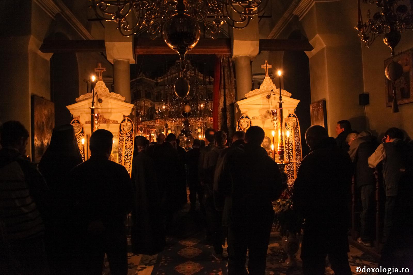 Simbolismul Laudelor bisericești / Foto: Elisei Roncea credincioși participând la slujbă