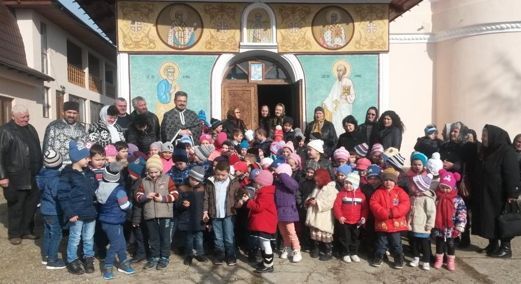 „Hristos împărtăşit copiilor“ în Parohia Poduri, Protopopiatul Moineşti „Hristos împărtăşit copiilor“ în Parohia Poduri, Protopopiatul Moineşti