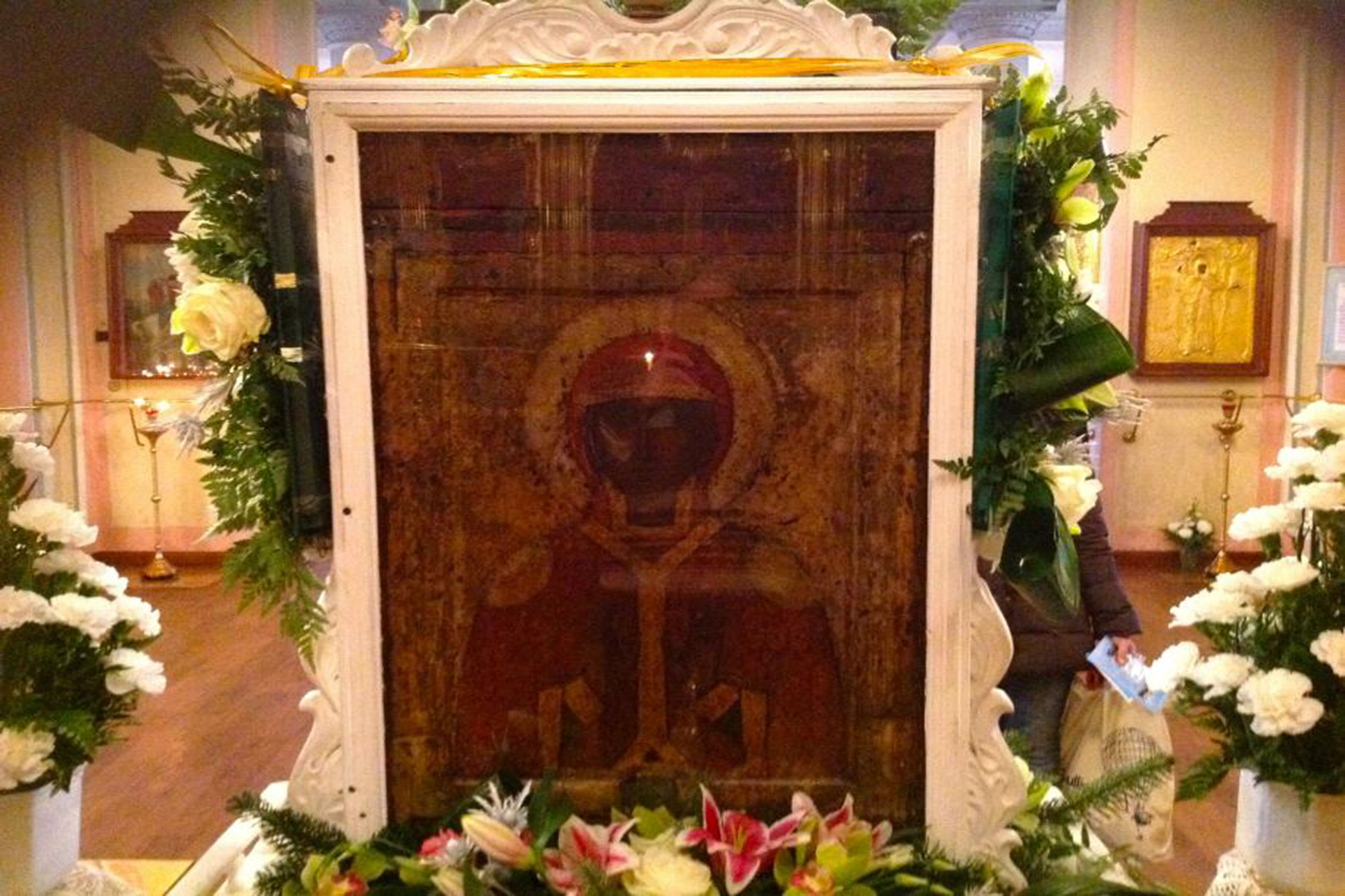 Icoana Maicii Domnului din Mănăstirea Sfântul Teodor este pictată față-verso. Pe verso se află icoana Sfintei Mari Mucenițe Parascheva, pictată într-un veșmânt superb de prințesă. Icoana Maicii Domnului „Teodorovskaia” de la Mănăstirea Sfântul Teodor, Kostroma