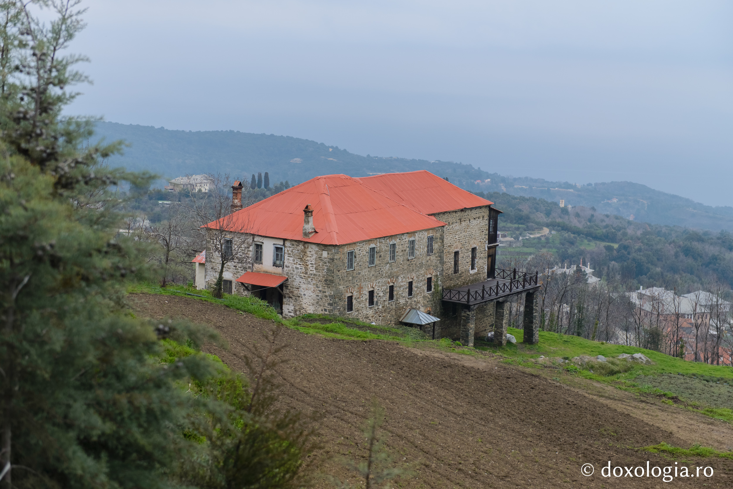Chilia „Înălțarea Domnului” Koukounaria – Kareia, Athos / Foto: Pr. Silviu Cluci Chilia „Înălțarea Domnului” Koukounaria – Kareia, Athos