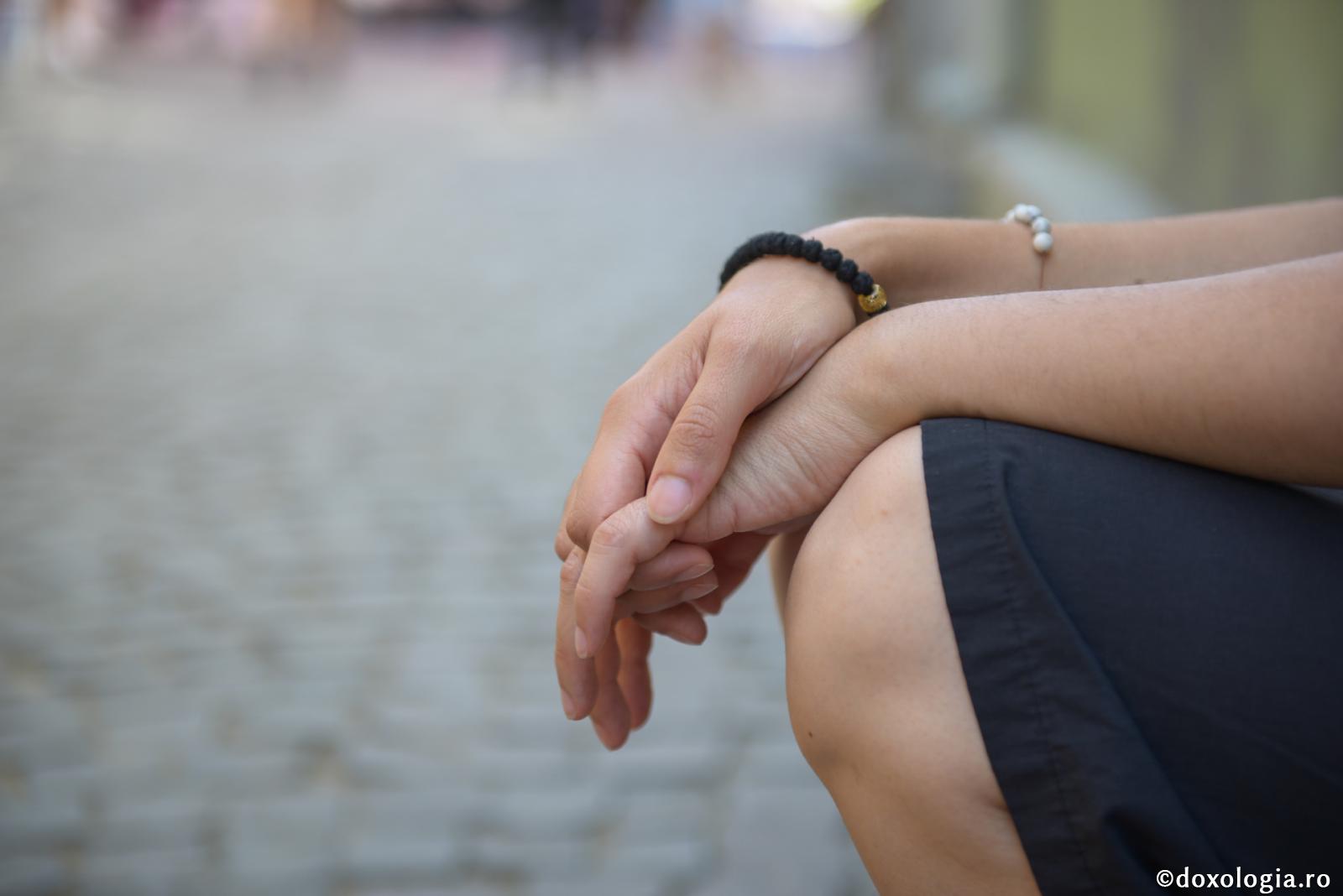 mâini împreunate