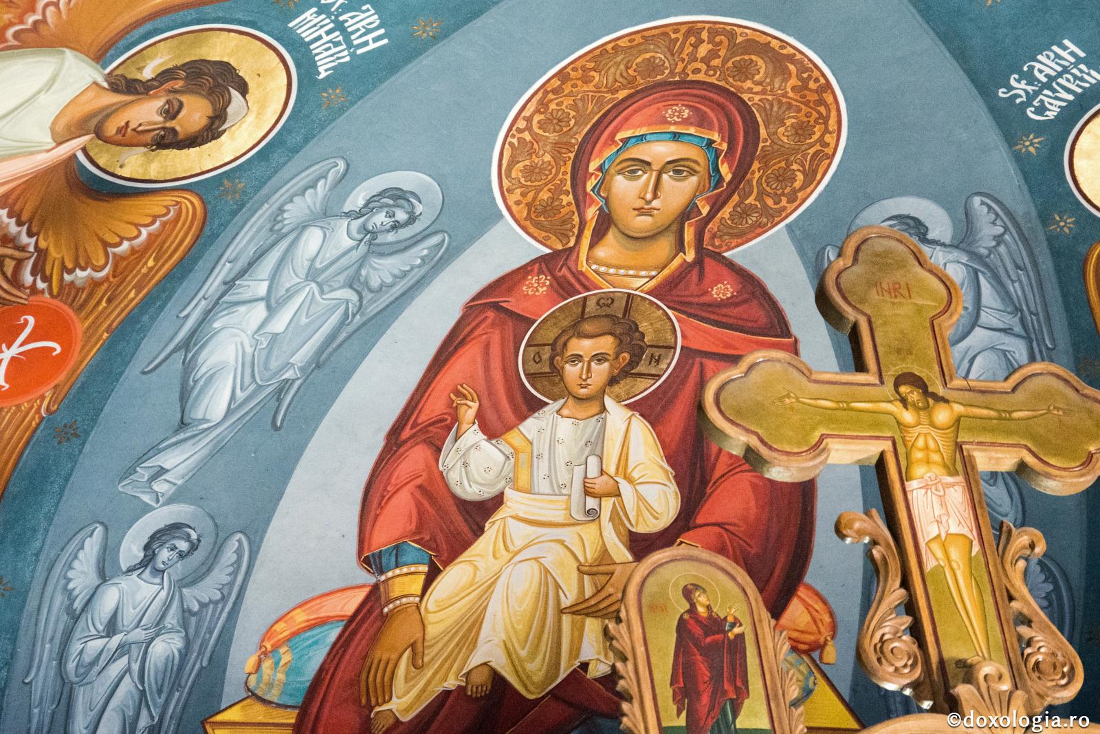 Maica Domnului pe tron