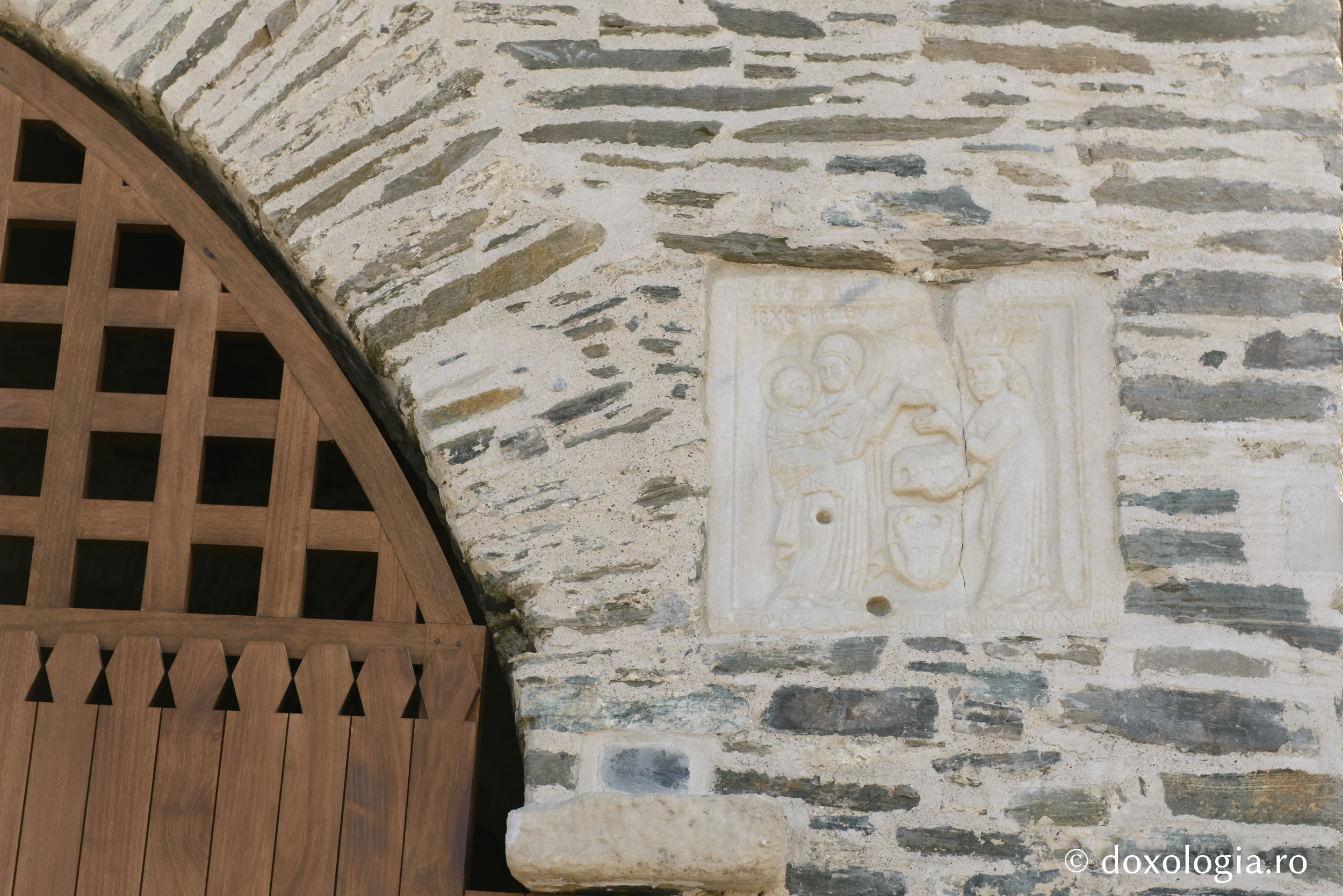 Basorelief în marmură, reprezentându-l pe Sfântul Ştefan cel Mare care închină Maicii Domnului arsanaua mănăstirii Vatoped / Foto: Pr. Silviu Cluci basorelief cu Sfântul Ștefan cel Mare