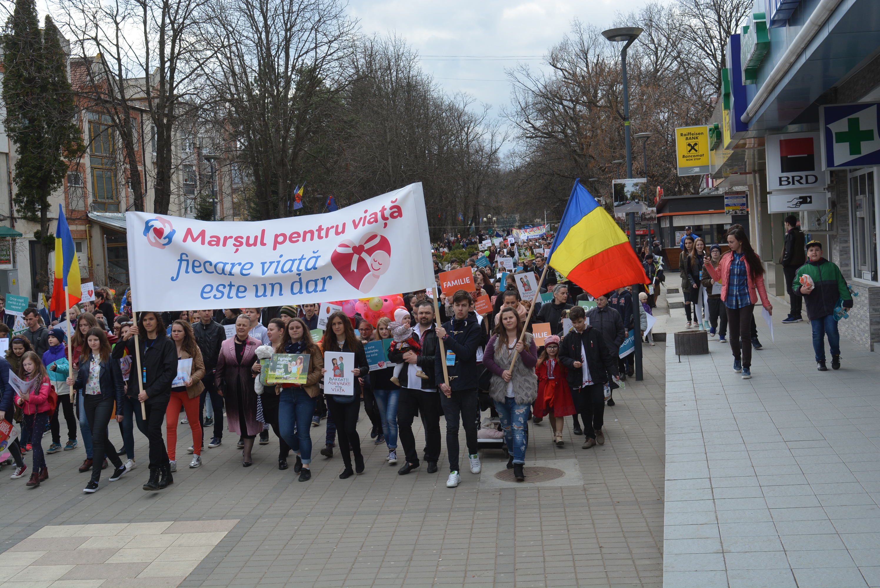 Marș pentru viață la Botoșani: „Aceşti copii au trăit, inimioara lor a bătut, deşi s-a spus despre ei că nu au dreptul la viaţă“