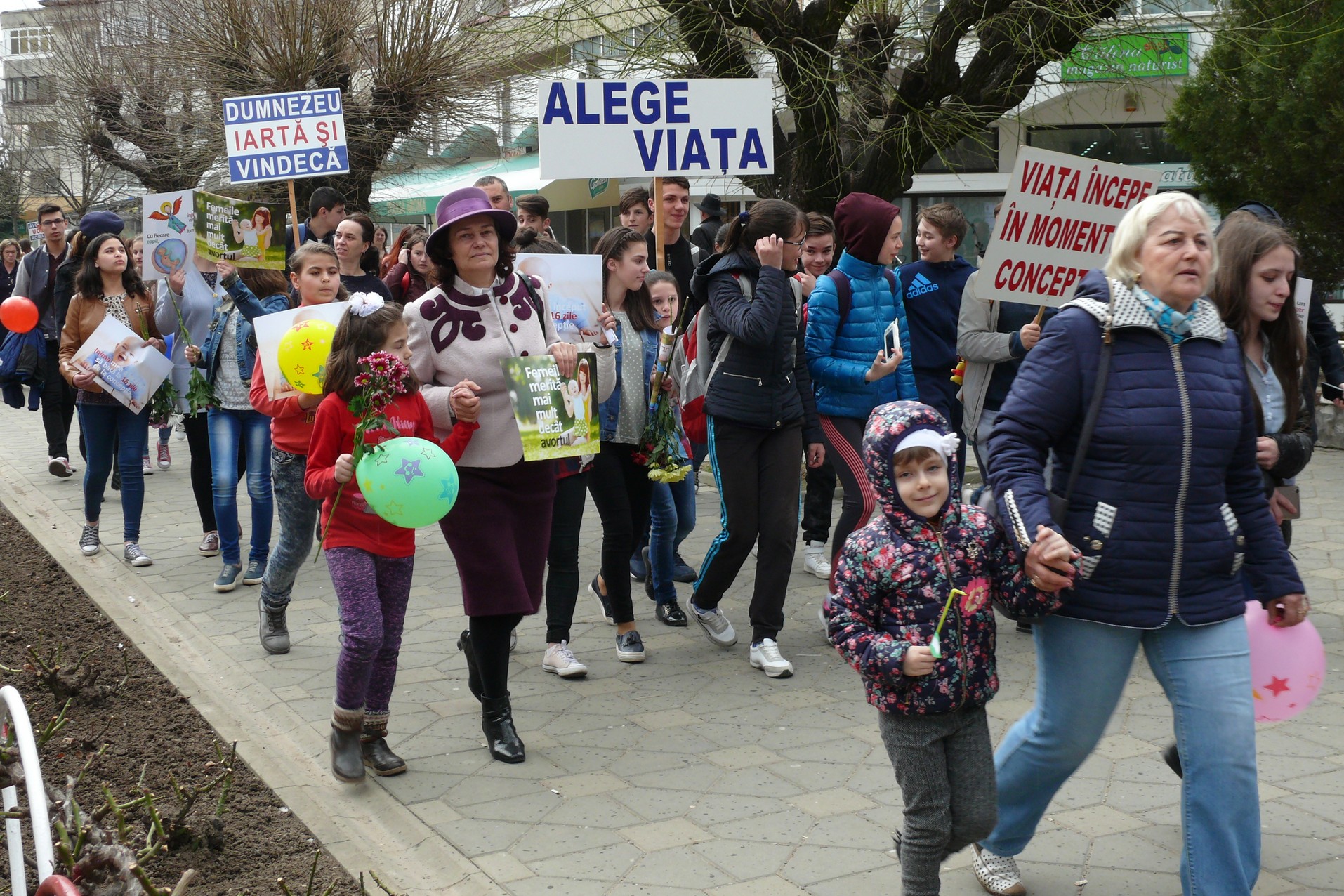 Numeroase mesaje pro viaţă, la Fălticeni