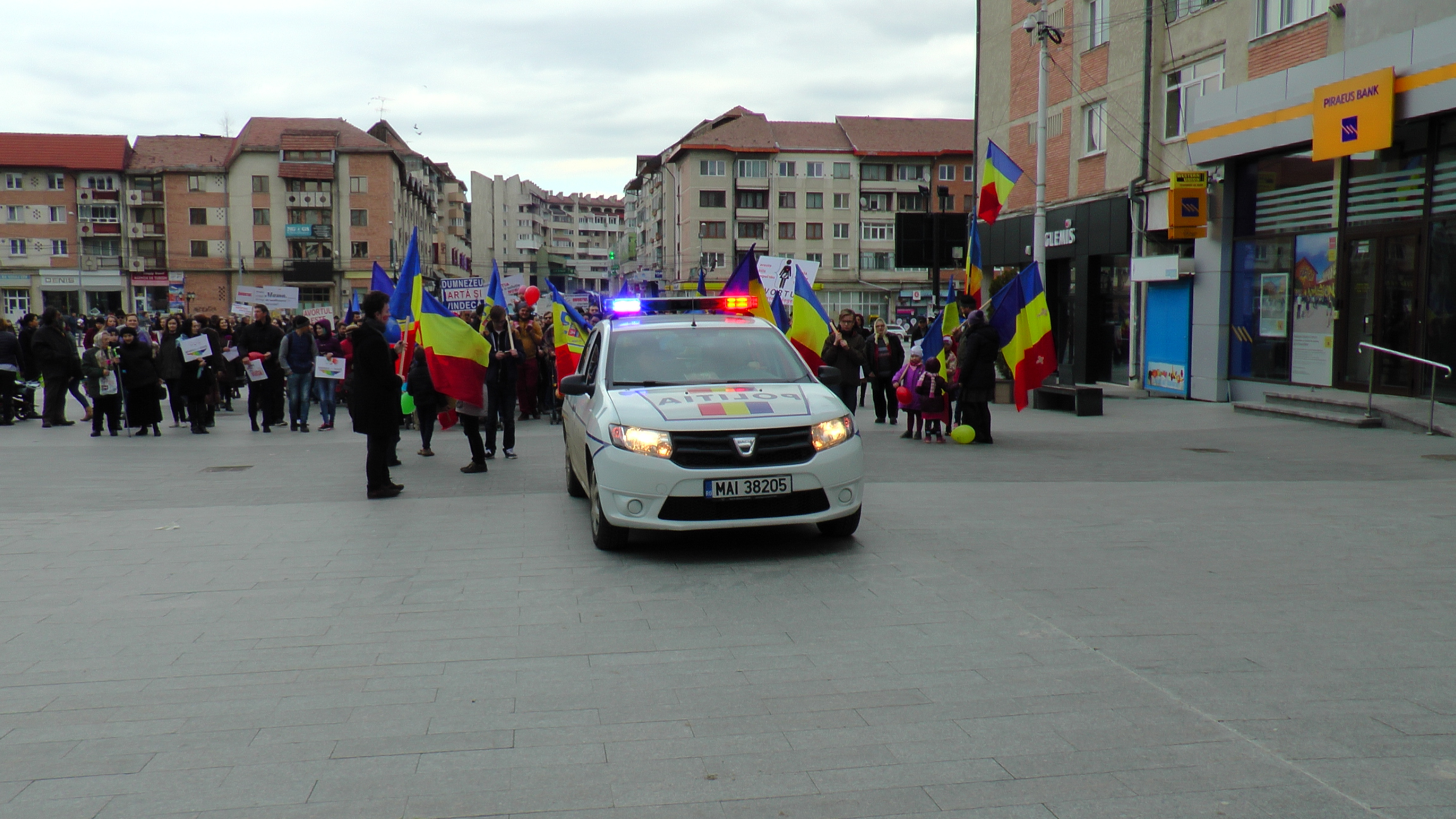 „Cu noi este Dumnezeu“, intonat la marşul desfăşurat la Suceava