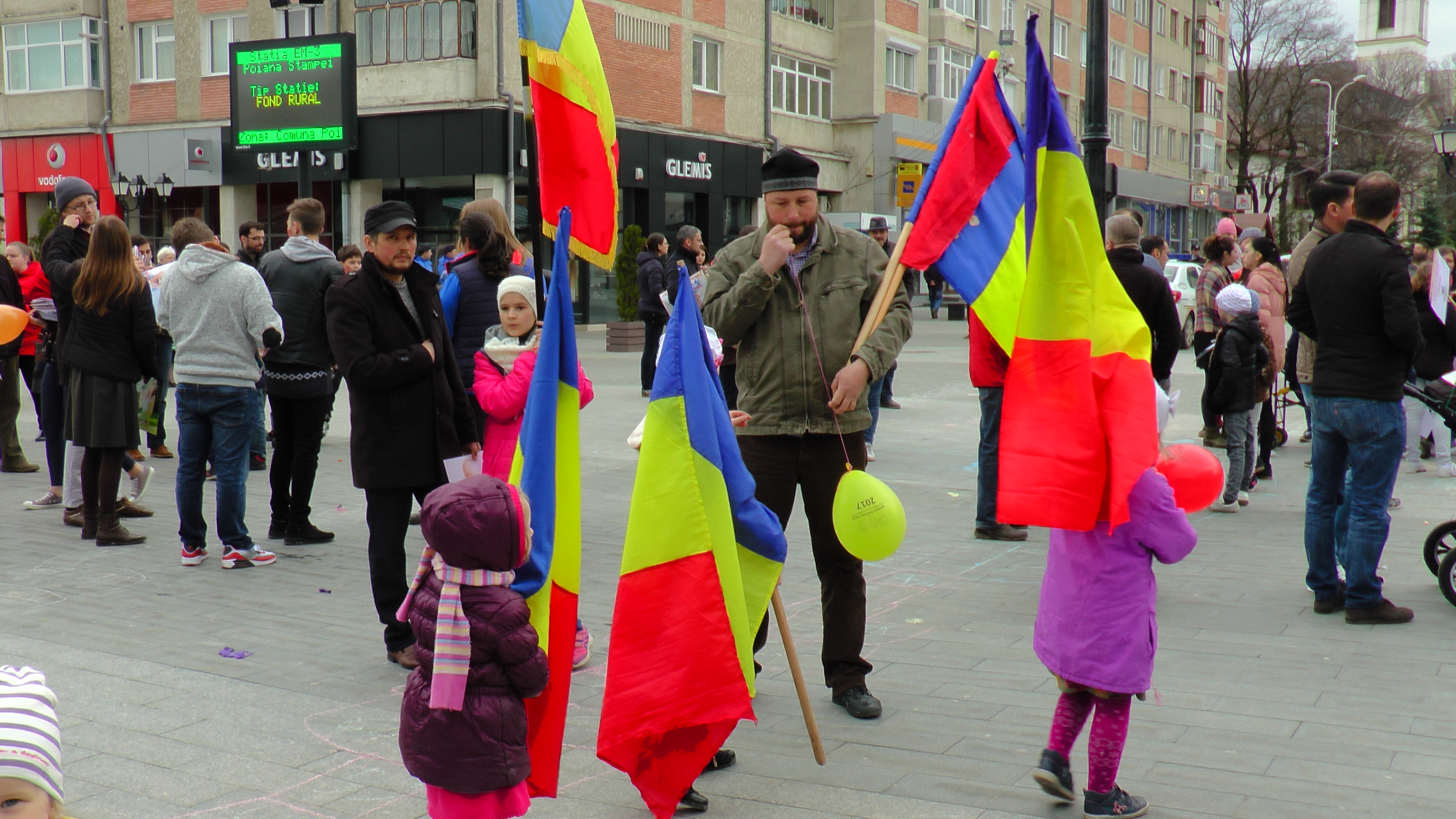 „Cu noi este Dumnezeu“, intonat la marşul desfăşurat la Suceava