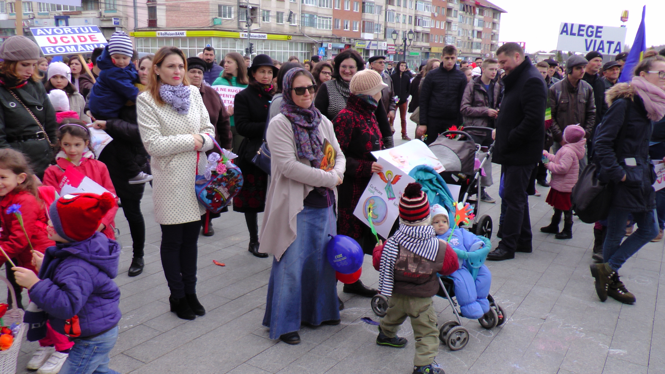 „Cu noi este Dumnezeu“, intonat la marşul desfăşurat la Suceava