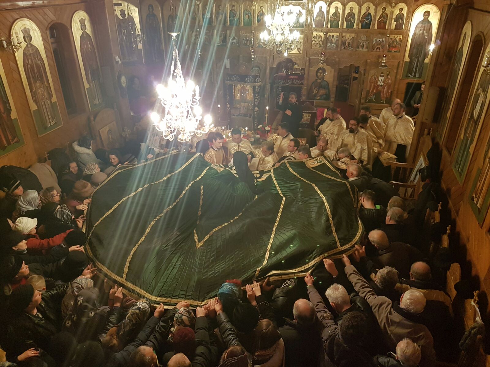 Taina Sfântului Maslu pe Meteora Bacăului Taina Sfântului Maslu pe Meteora Bacăului