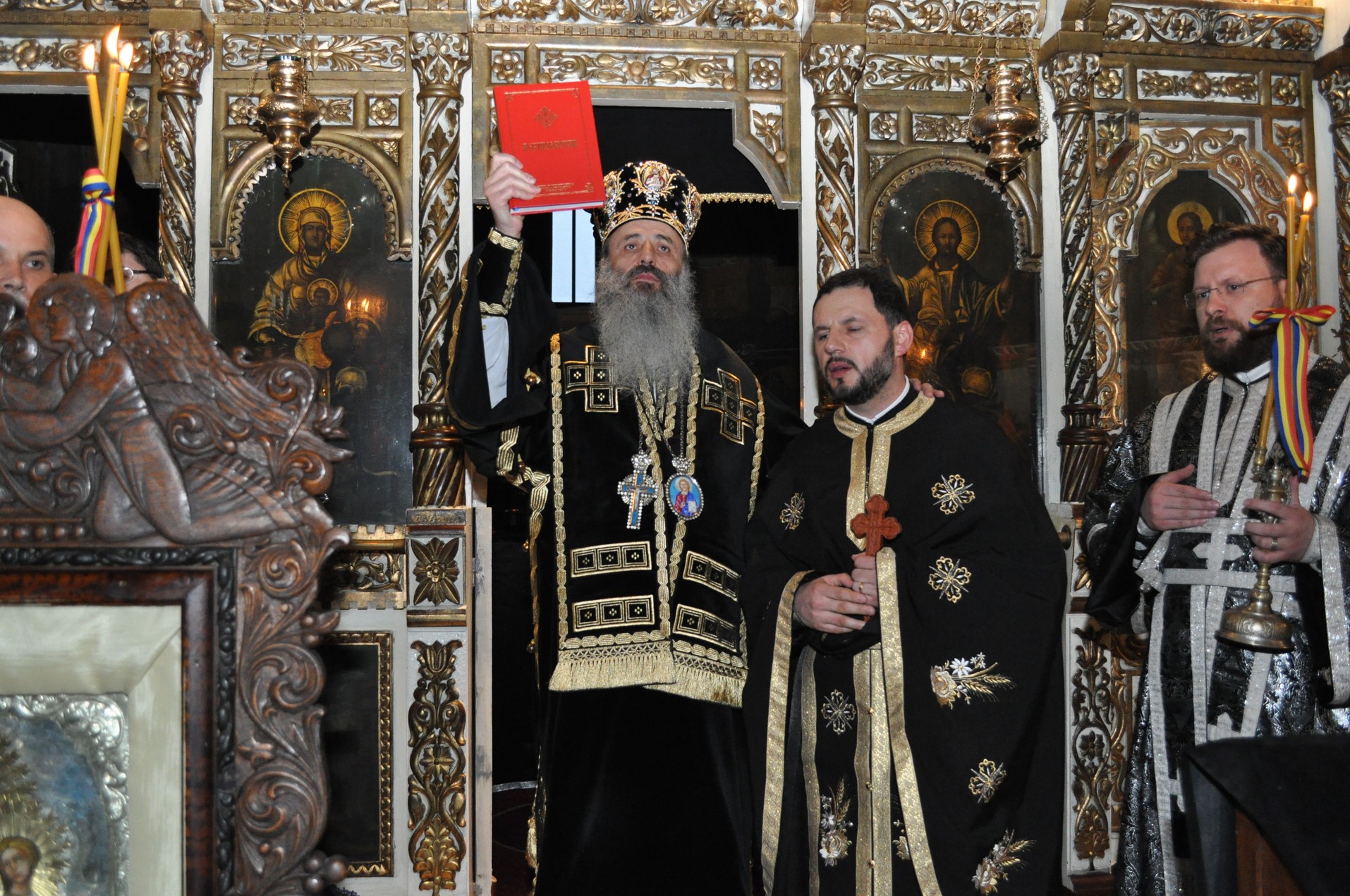 IPS Mitropolit Teofan: „Cea mai mare veste bună este că Dumnezeu a coborât pe pământ“