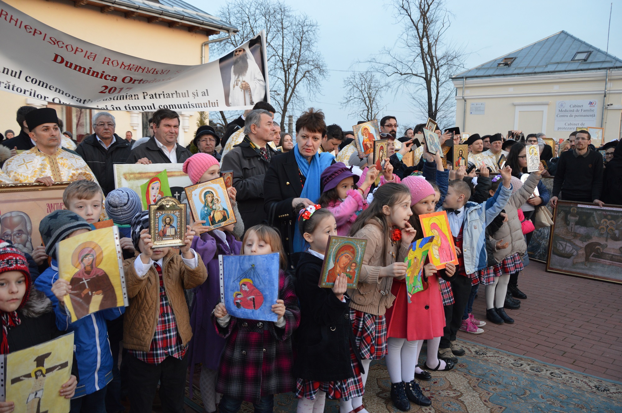 Pelerini cu sfintele icoane la mormântul Episcopului Melchisedec Pelerini cu sfintele icoane la mormântul Episcopului Melchisedec