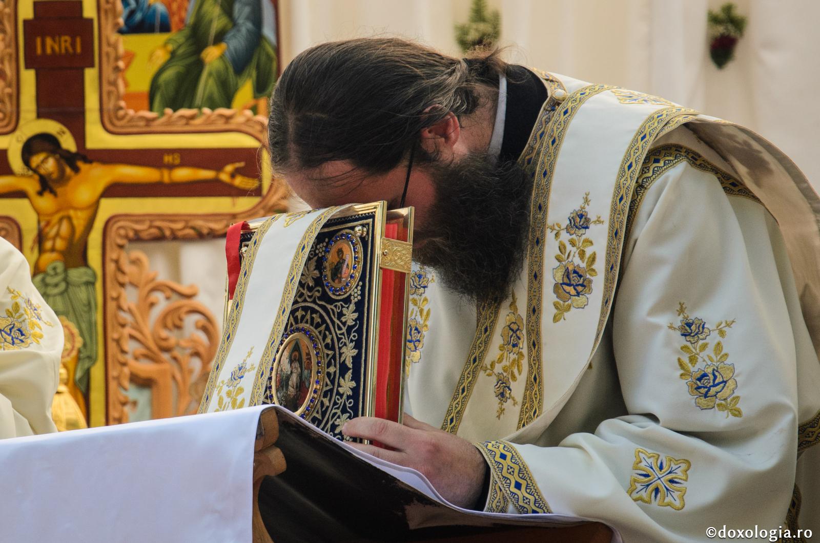 diacon cu capul pe Sfânta Evanghelie