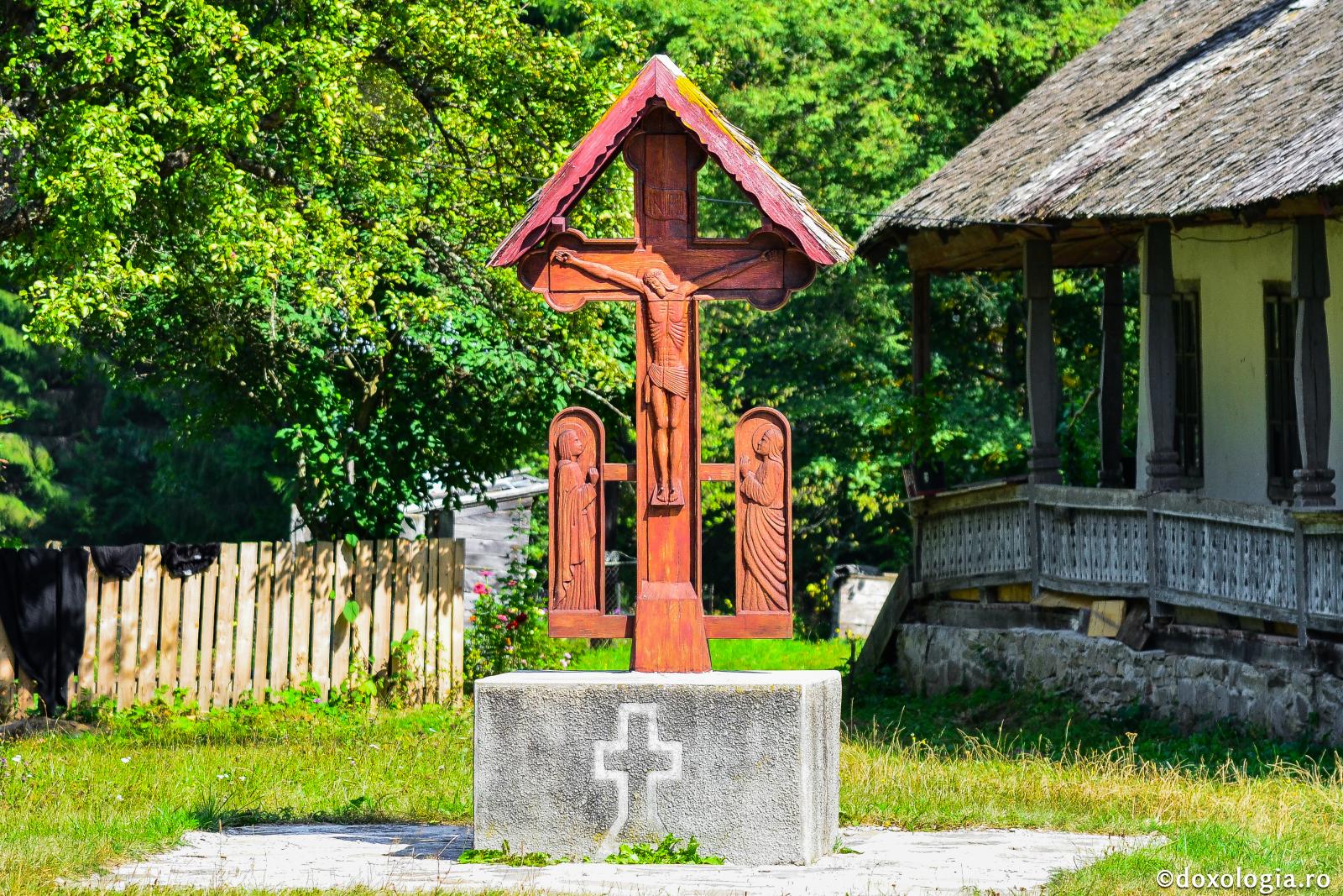 (Video) Părintele Episcop Macarie Drăgoi: „Bunica nu știa carte, dar m-a învățat rugăciunea care mi-a marcat copilăria”