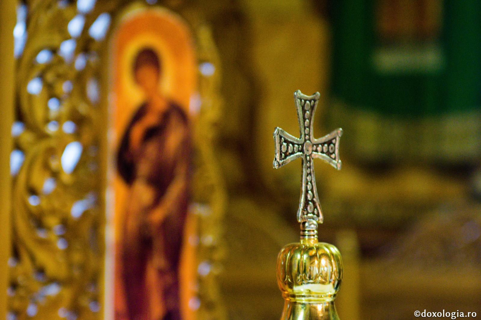 (Audio) „Să-L mărturisim mereu pe Dumnezeu prin semnul Sfintei Cruci!” - Arhimandritul Nicodim Petre