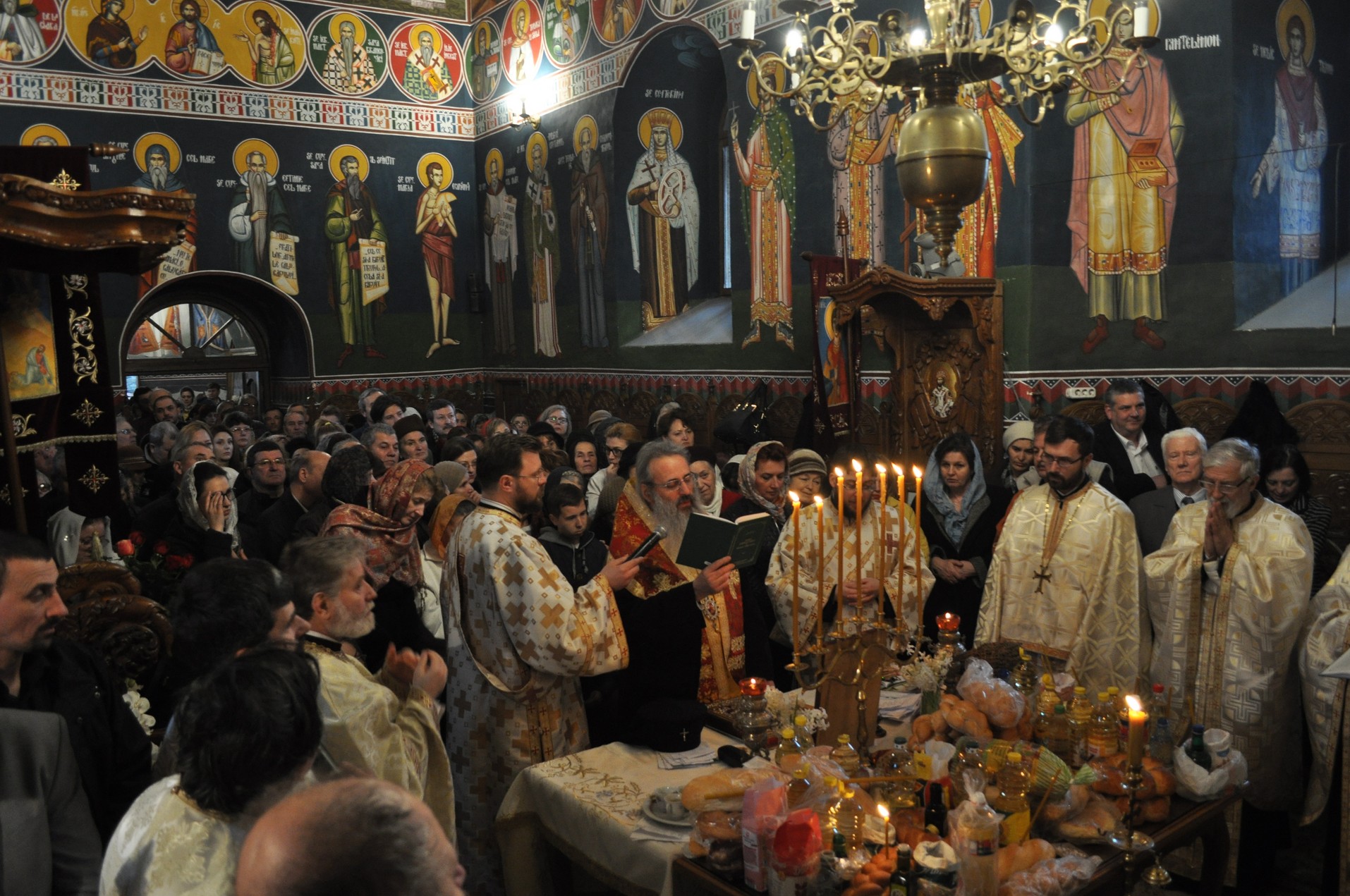 Taina Sfântului Maslu, oficiată de IPS Părinte Mitropolit Teofan la Spitalul Clinic de Psihiatrie Socola