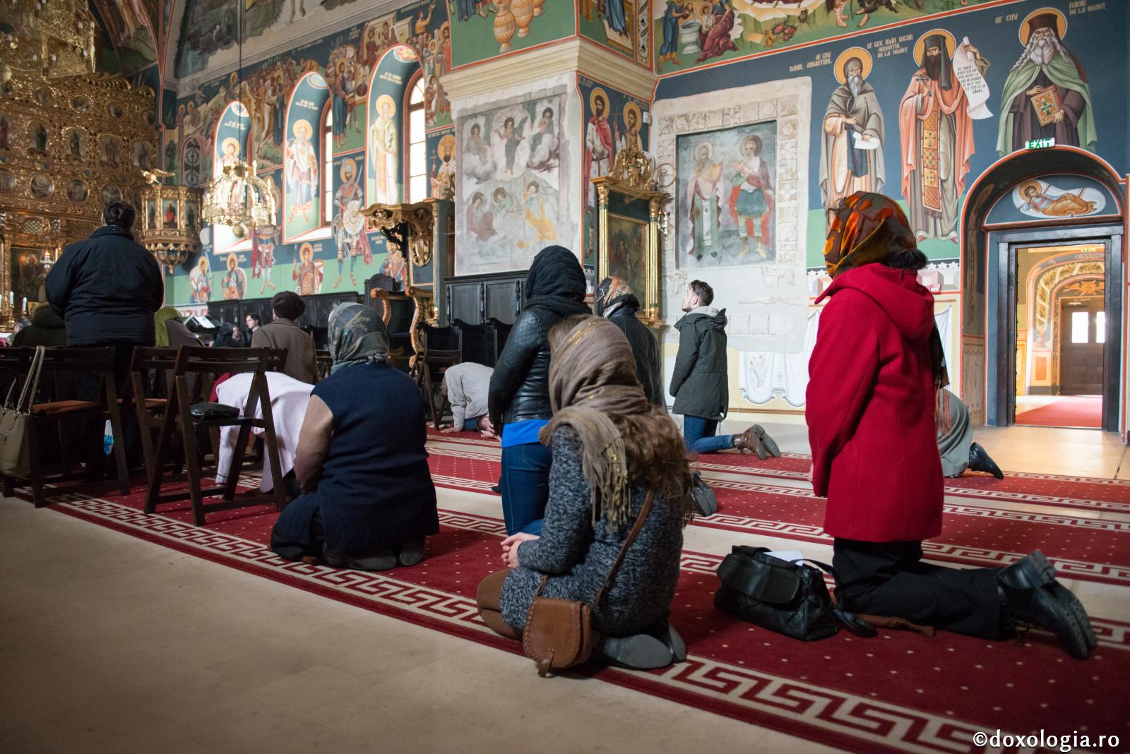 Când şi de ce stăm în genunchi în timpul Sfintei Liturghii?