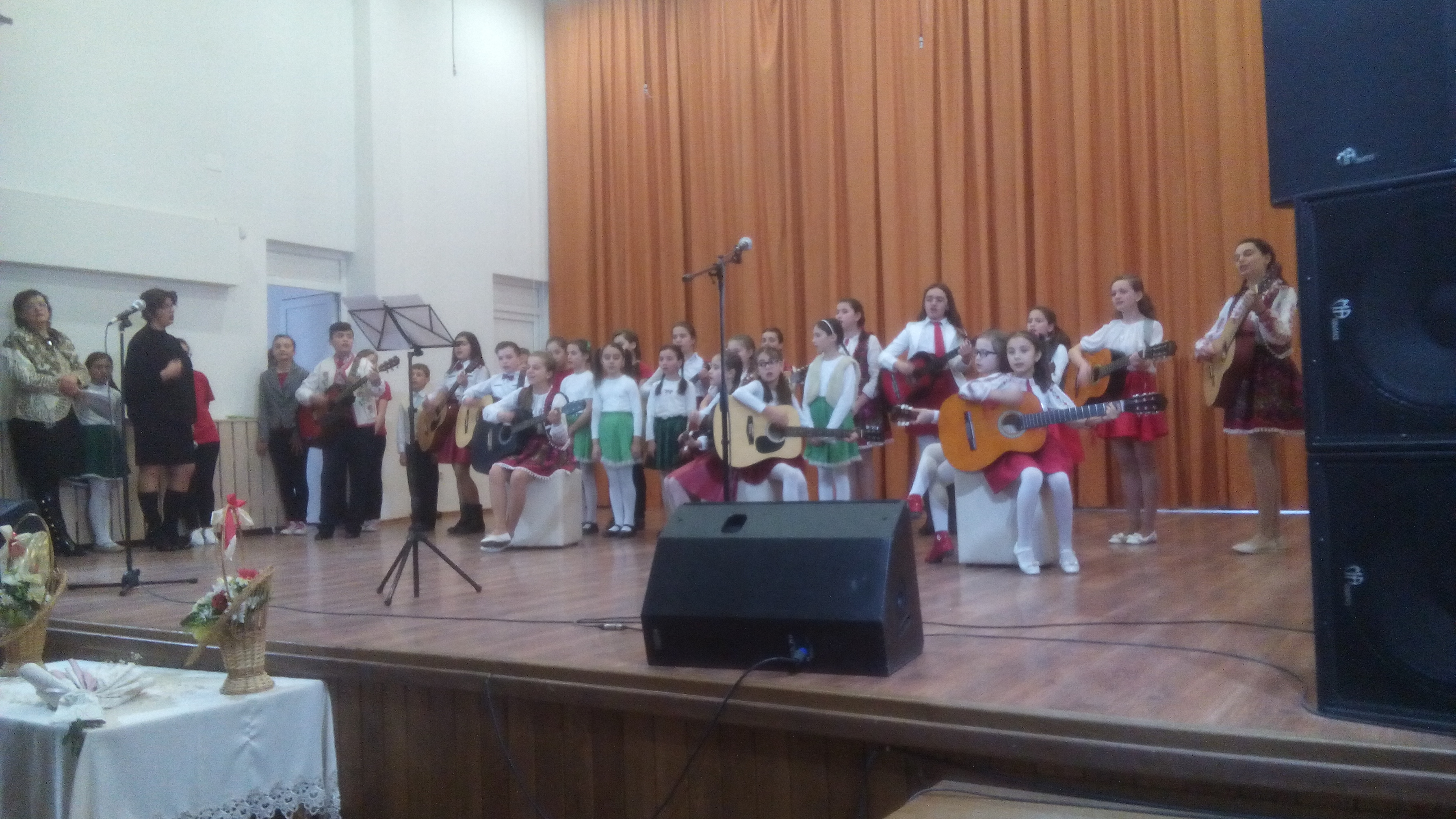 „Flori pentru mama“, la Vânători-Neamţ „Flori pentru mama“, la Vânători-Neamţ
