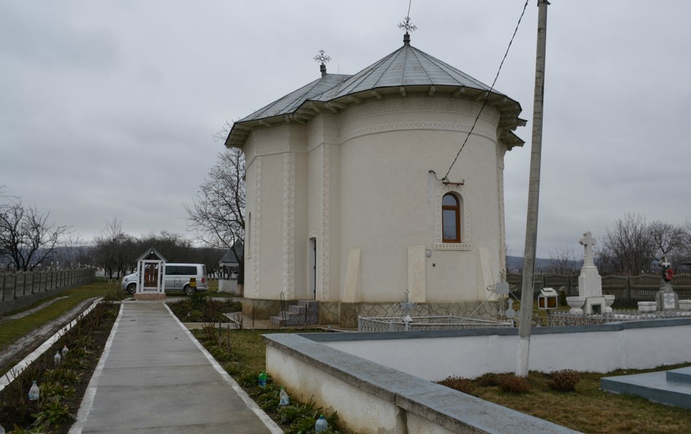 Vizită arhierească în Protopopiatul Hârlău: „Suntem chemați să înțelegem taina Bisericii din care facem parte”