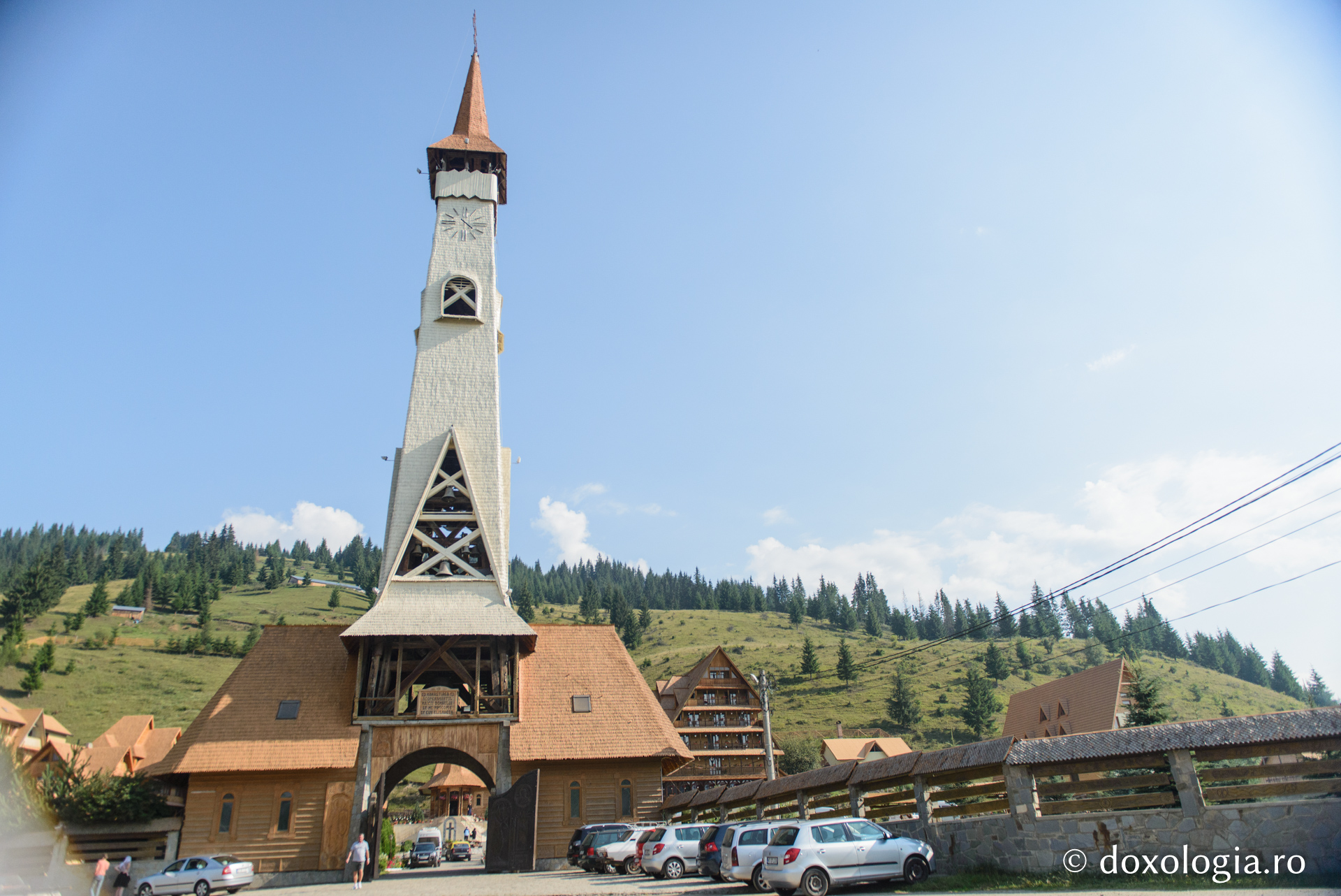 Ansamblul din lemn al Mănăstirii Dorna-Arini (galerie FOTO)