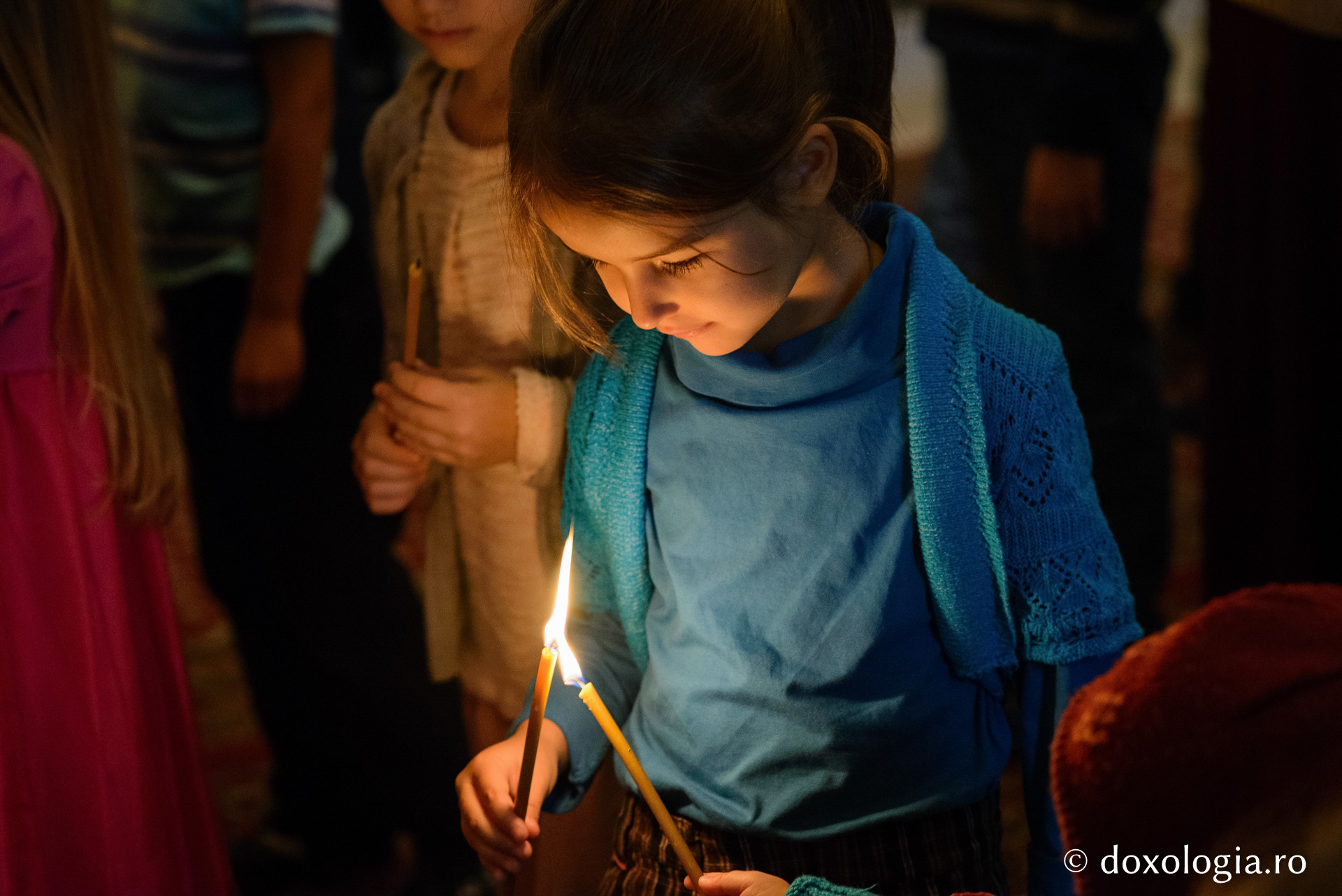 lumânare aprinsă în mână