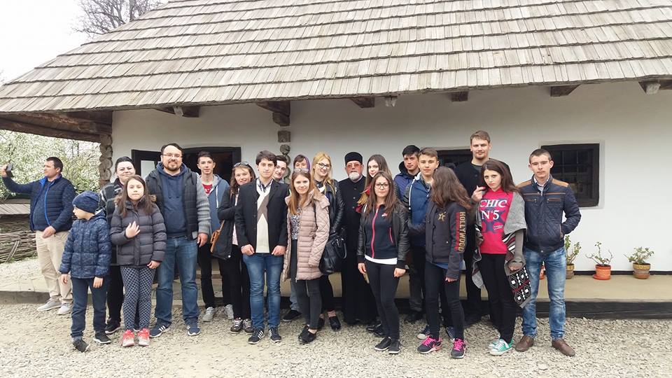 Tinerii din Drăguşeni, într-un pelerinaj luminat în Săptămâna Luminată