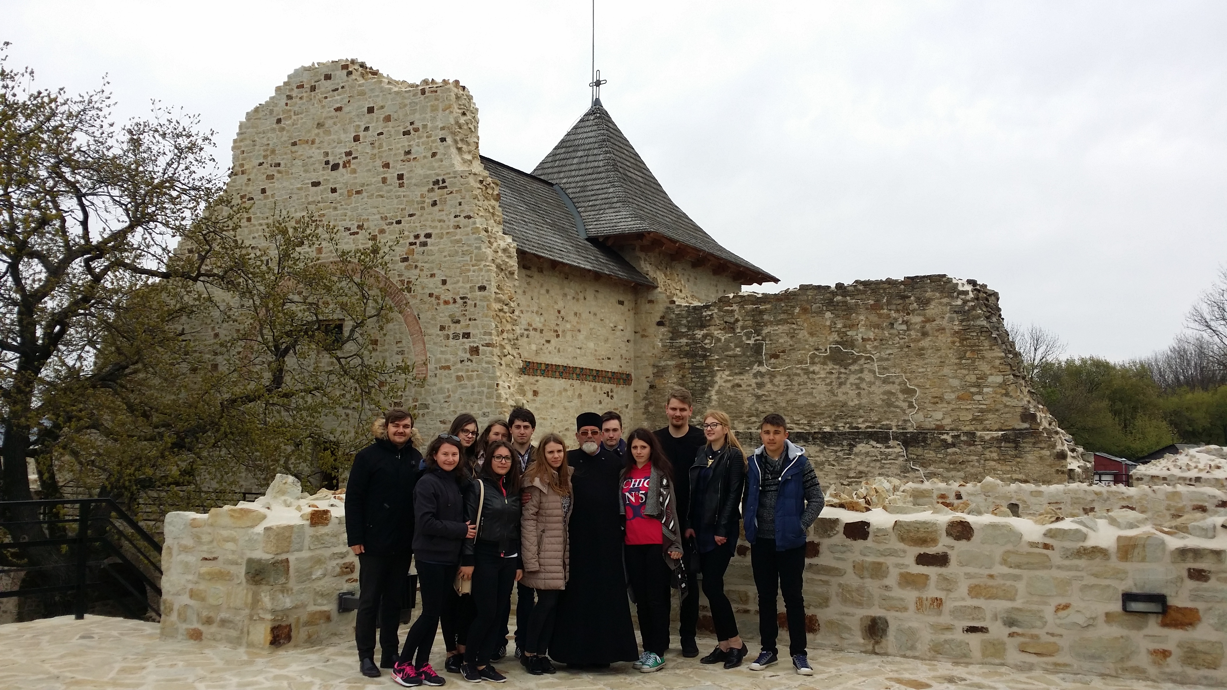 Tinerii din Drăguşeni, într-un pelerinaj luminat în Săptămâna Luminată