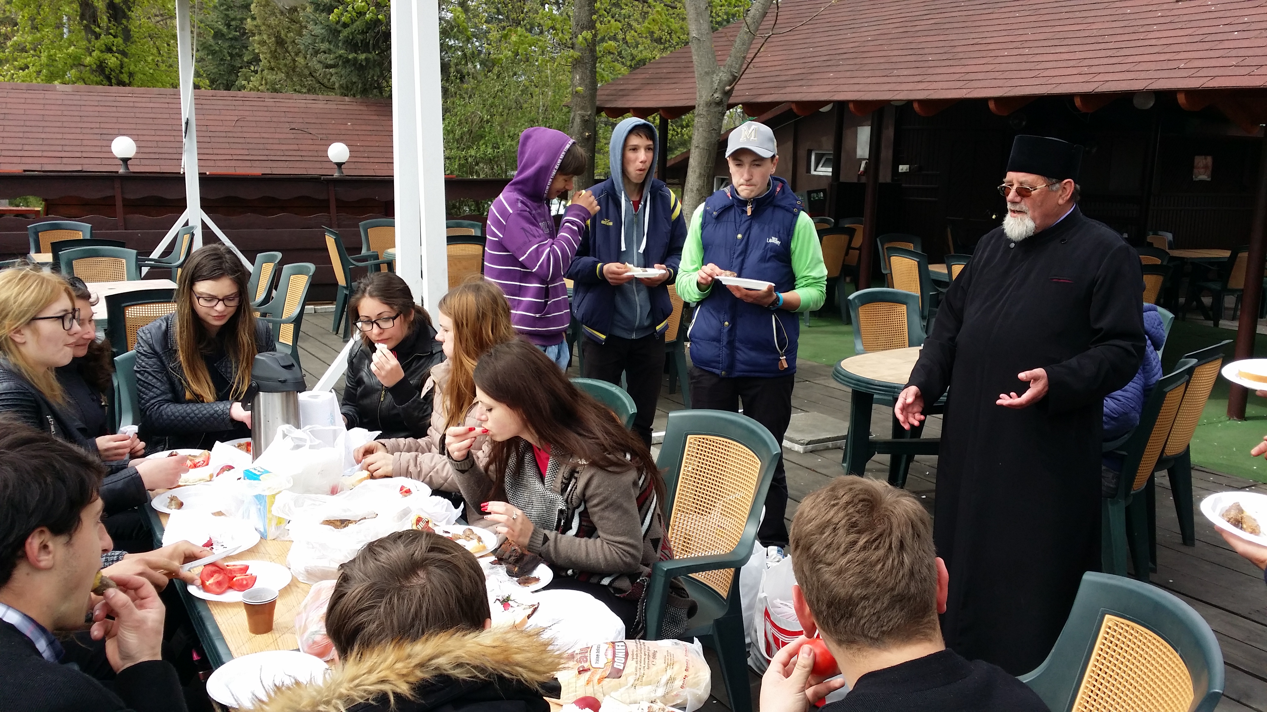 Tinerii din Drăguşeni, într-un pelerinaj luminat în Săptămâna Luminată