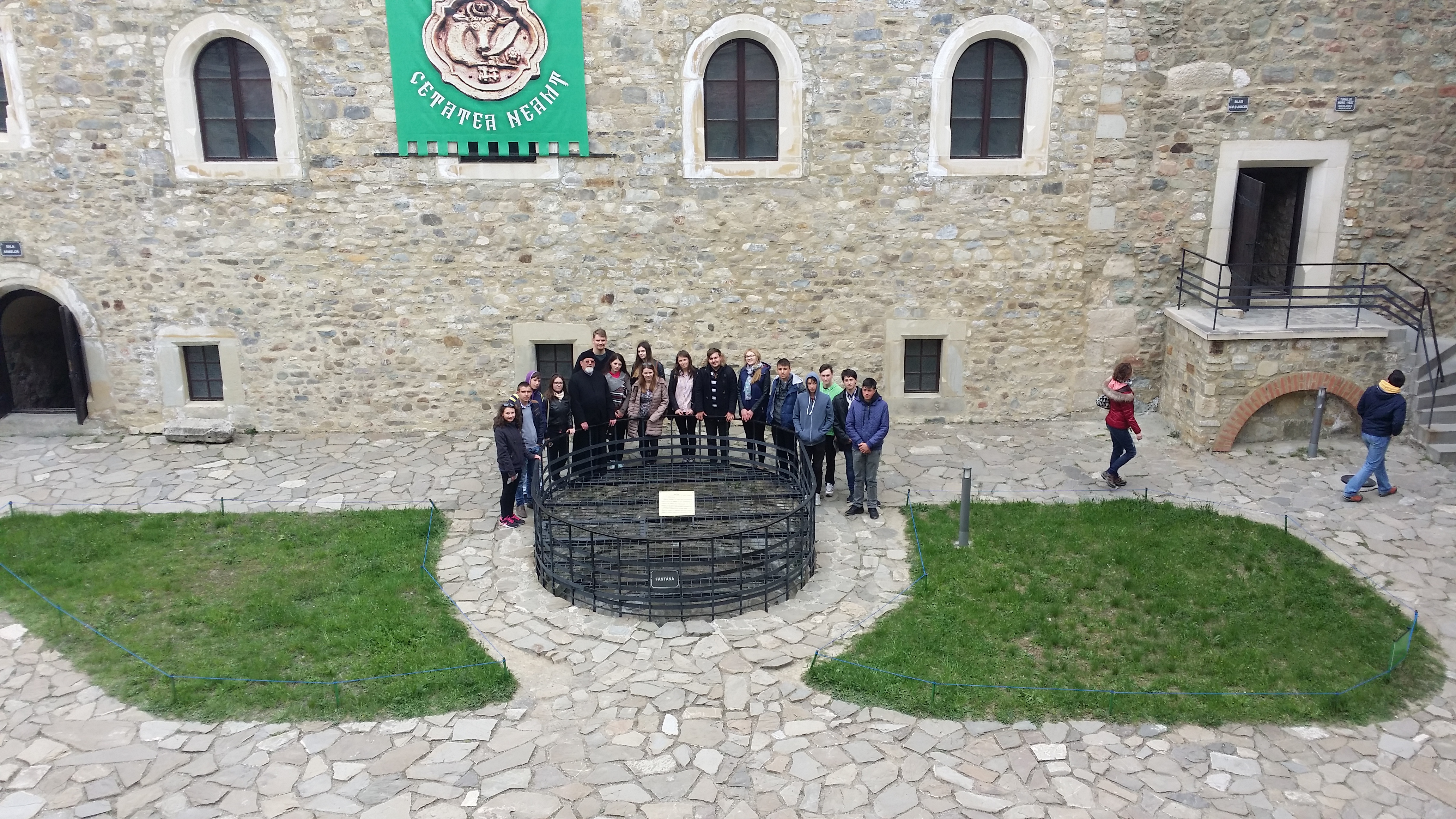 Tinerii din Drăguşeni, într-un pelerinaj luminat în Săptămâna Luminată